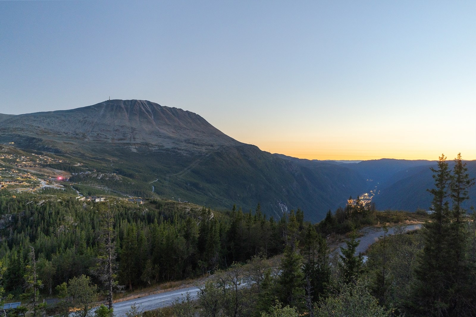 Påkostet 4-roms fra 2021 med panoramautsikt mot Gaustatoppen, solrik balkong, ski inn/ut og garasje m/el-lader Galleribilde