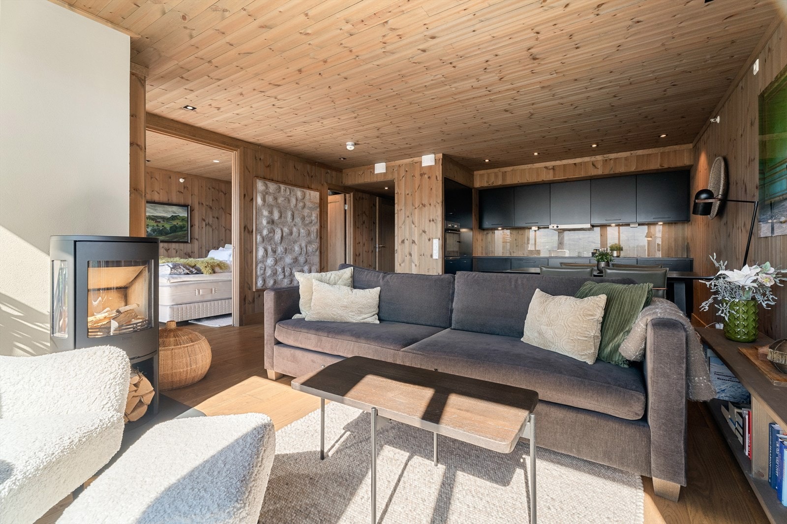 Høy standard med gjennomtenkte materialvalg, påkostede tilvalg og gode oppbevaringsløsninger Galleribilde