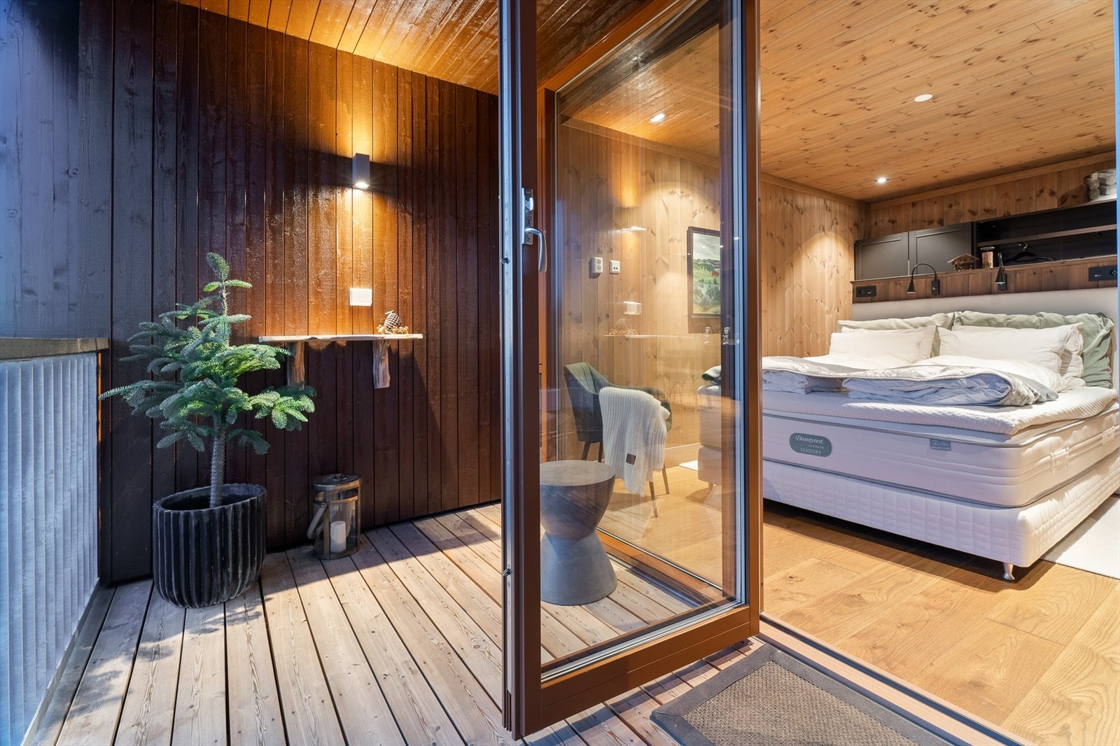 Balkongen er overbygget på ca. 6,5 m². Her kan du enkelt innrede etter eget ønske Galleribilde