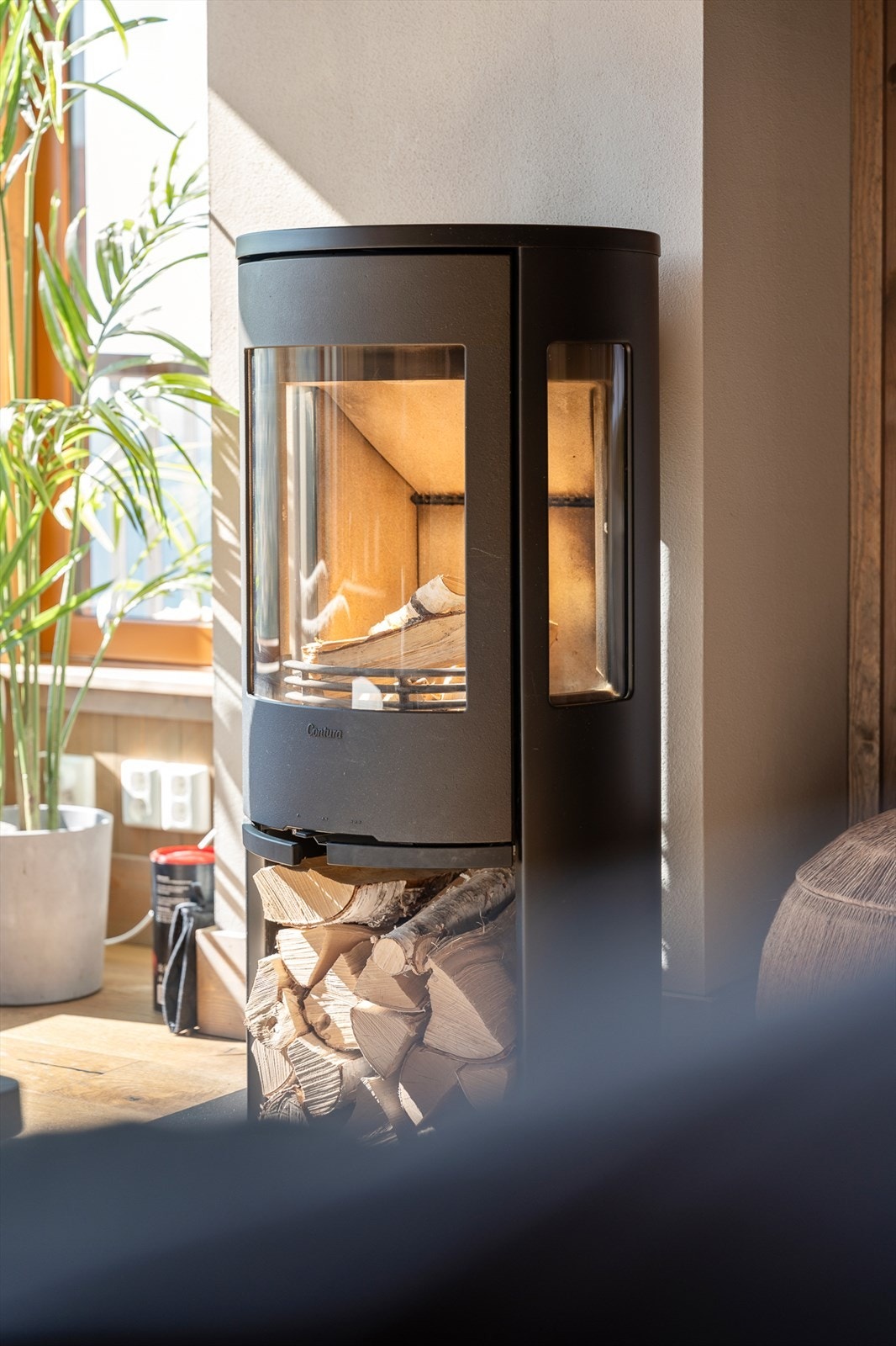 Moderne peisovn som kombinerer hygge og funksjon Galleribilde