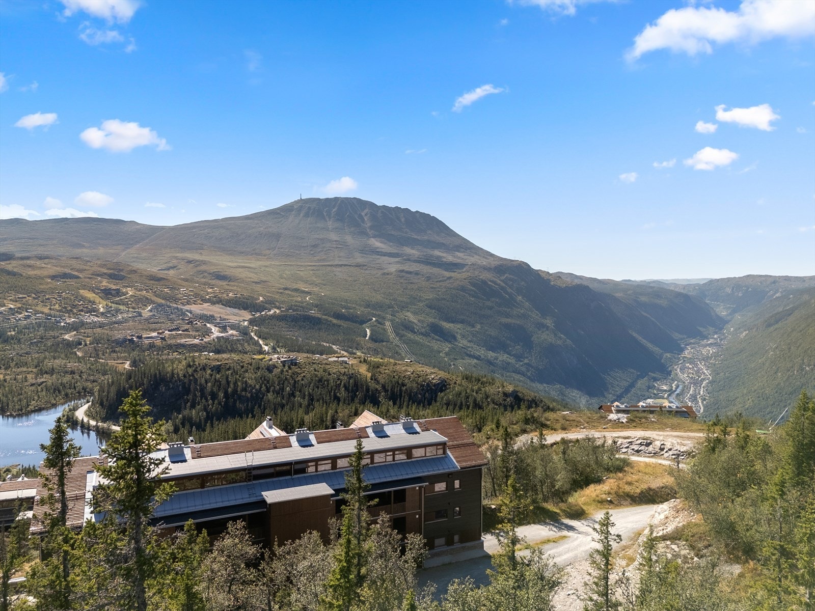 Gaustatoppen (1883 moh.) kan bestiges både til fots og via Gaustabanen, som tar deg helt til toppen Galleribilde