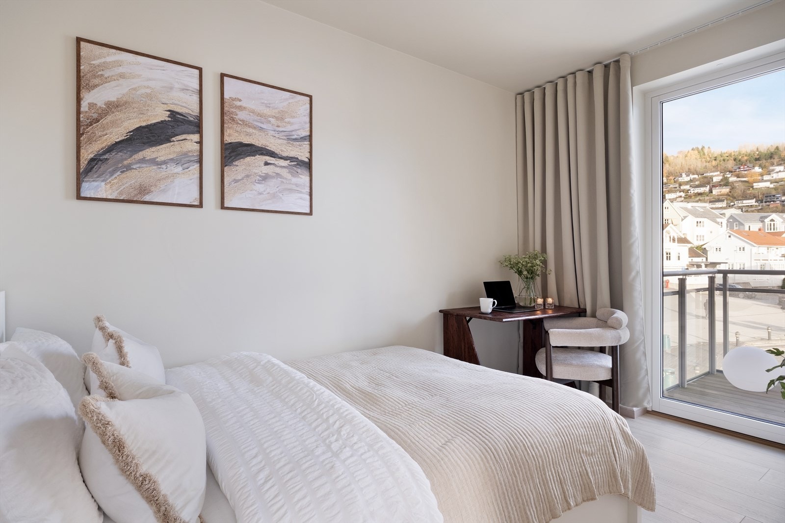 Leilegheitas andre soverom er lyst og innbydande med vindaugsflate i front og direkte tilkomst ut til veranda. Galleribilde