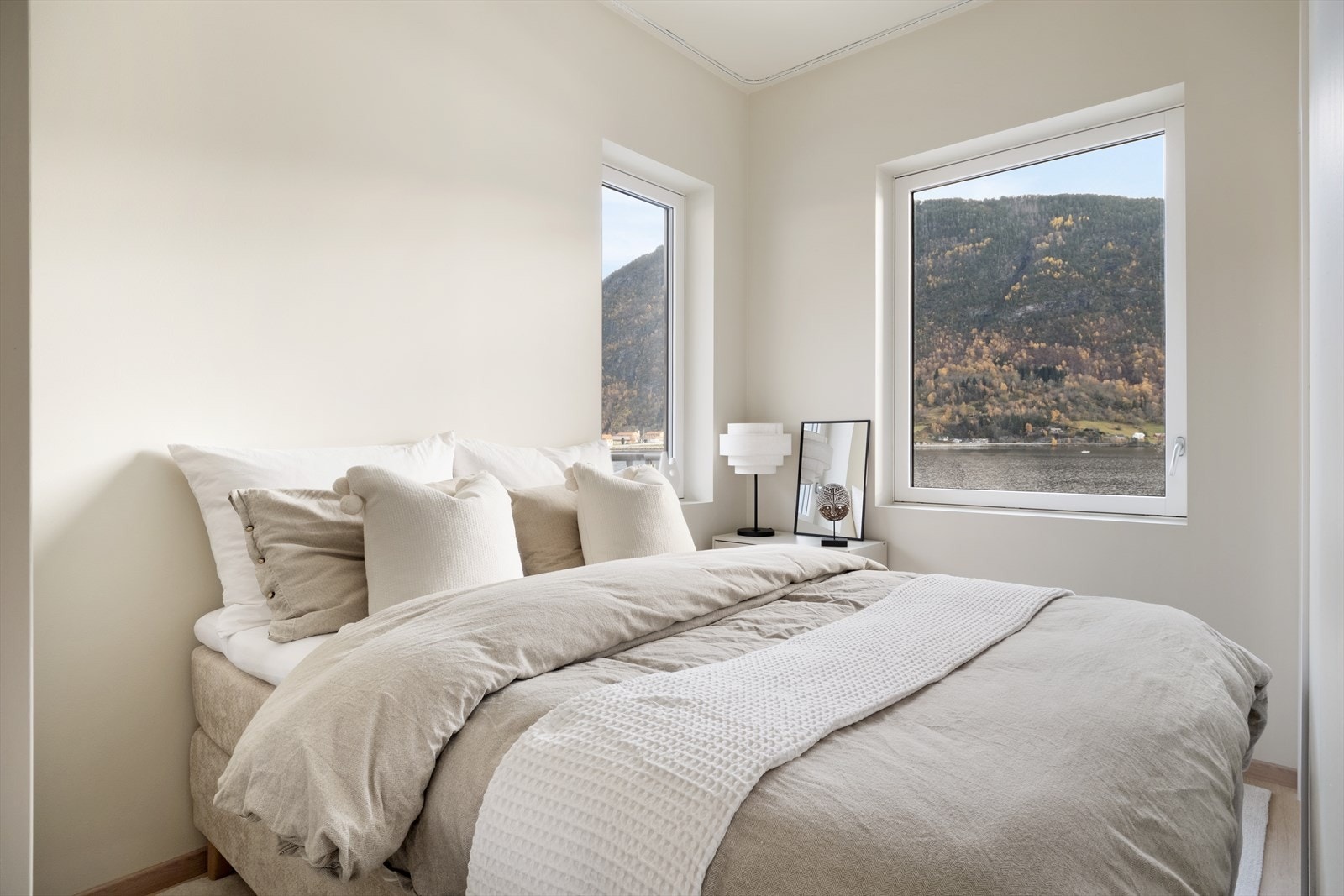 I leilegheita er det to soverom av god størrelse med rom for møblering av ei større seng og anna innreiing. Galleribilde