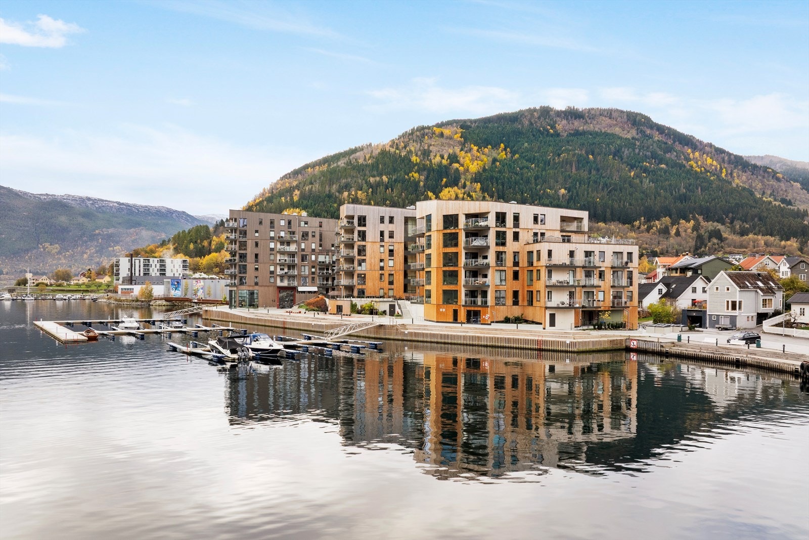 Seksjonen er ein del av Sameiet Lerum Brygge III, som omfattar 27 bustadseksjonar. Sameiget er veldrive og har ein sunn økonomi. Galleribilde