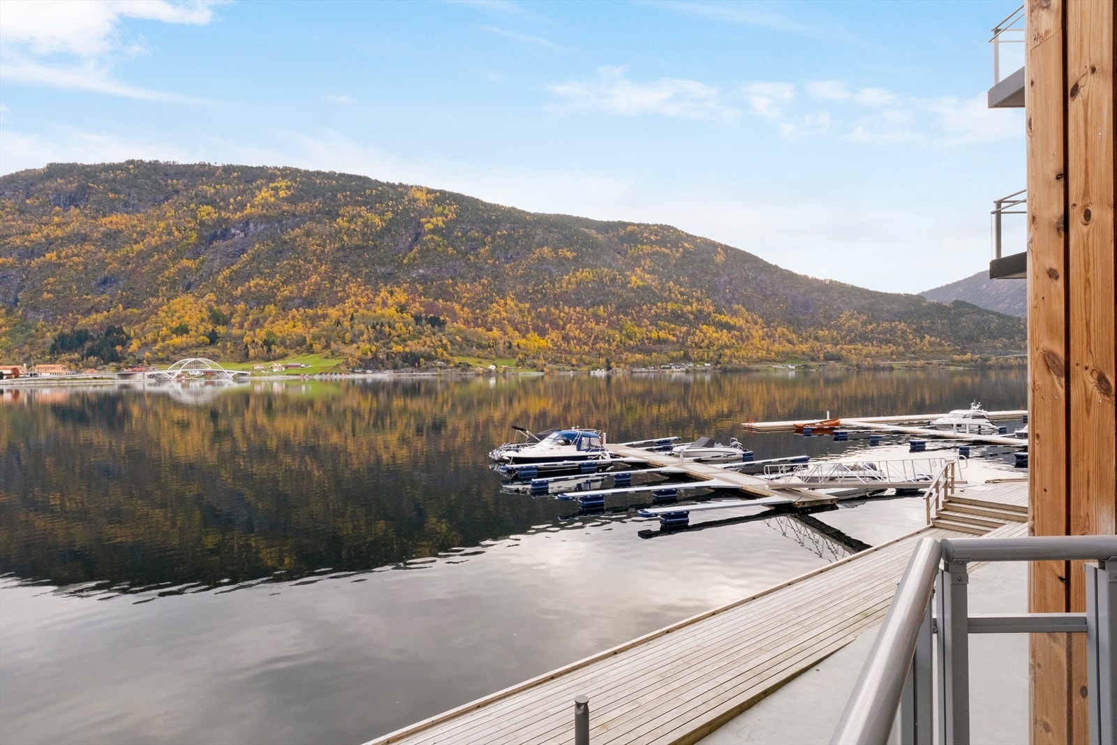 Frå kaien kan du gå tur langs fjordstien, ta ein kaffikopp ved bryggja, eller ta deg eit bad på fine sommardagar. Galleribilde