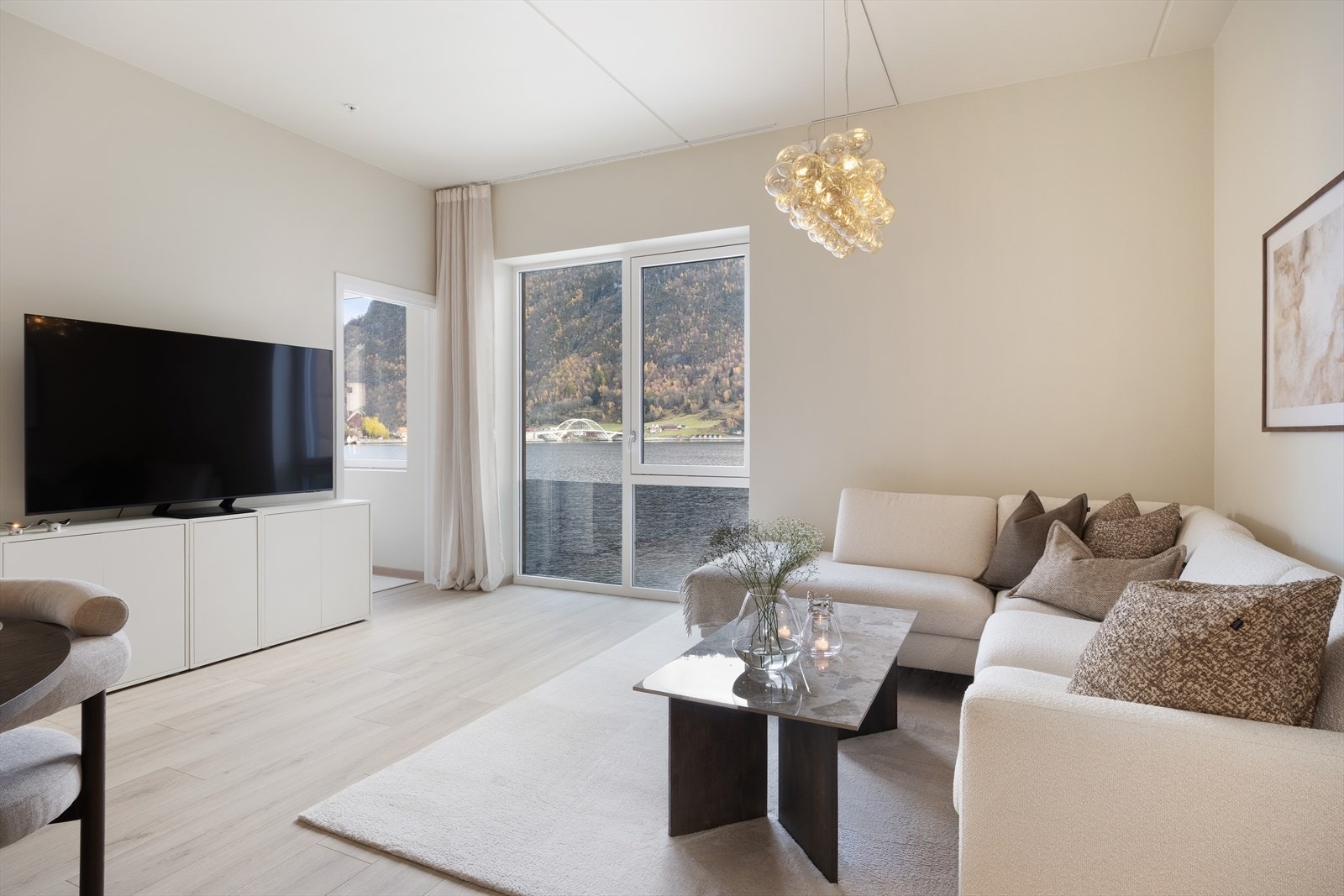 Rommet er lyst og lekkert med tidsriktige fargeval. Galleribilde