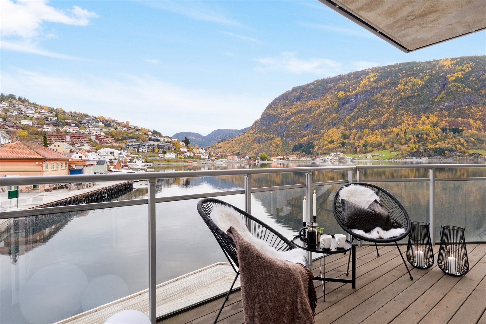 Ein fin plass og nyte morgenkaffen, med flott utsikt og morgensol. Galleribilde