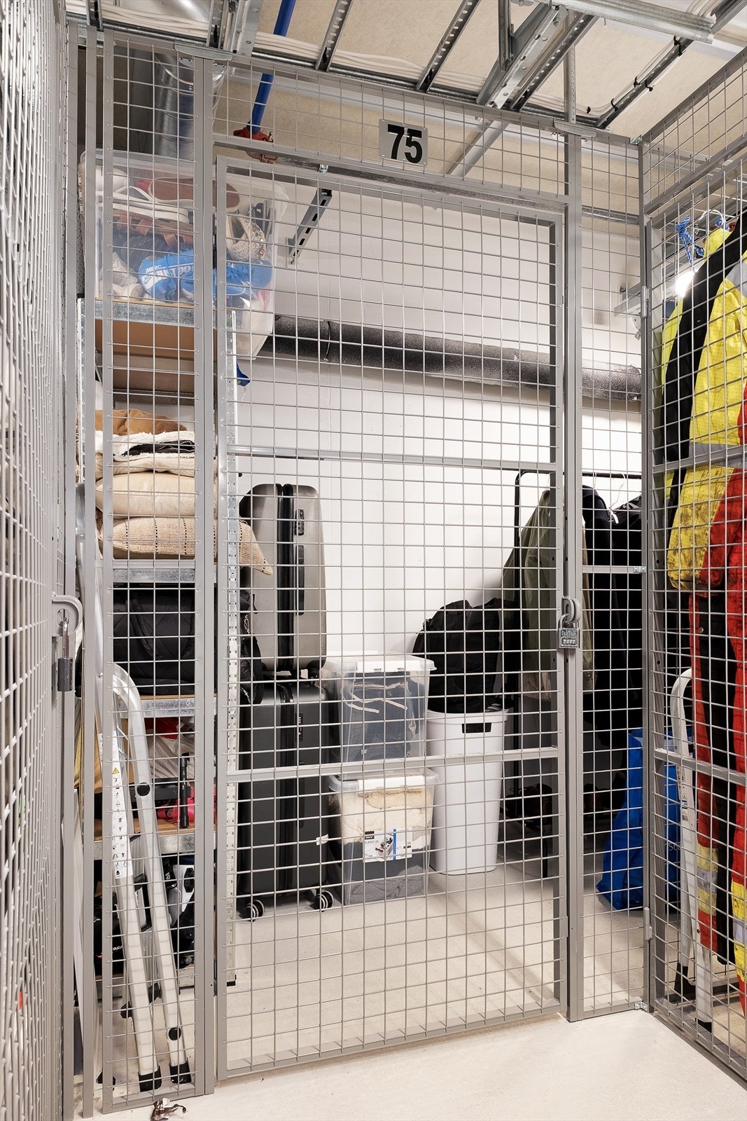 I garasjekjellar er det også ein sportsbod med oppbevaringsplass. Galleribilde