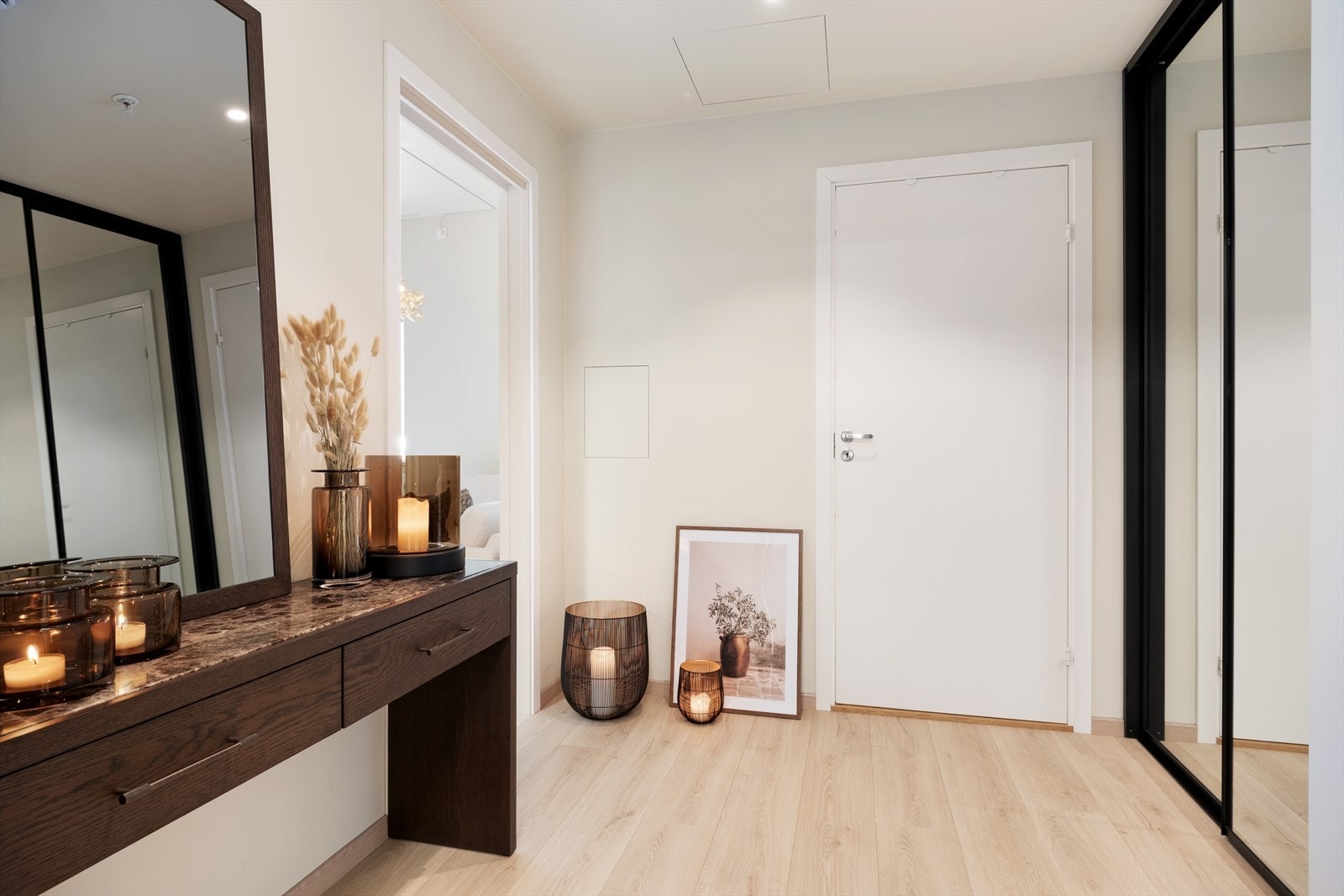 Velkommen inn - Romsleg entré med plass til å henge frå seg kle og sette frå seg sko i skyvedørs garderobe. Galleribilde