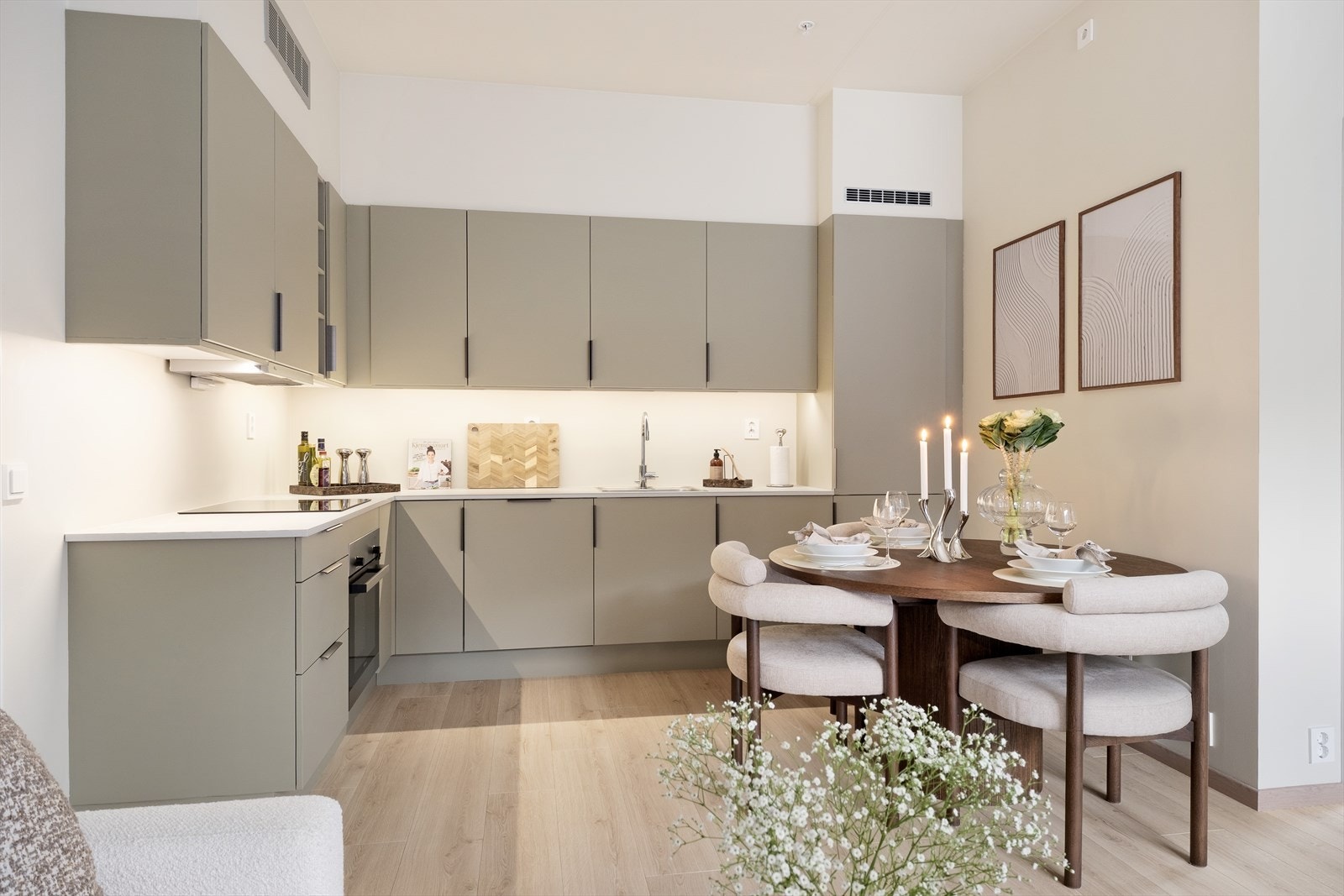 Kjøken frå Sigdal med slette frontar og benkeplate av laminat. Av integrerte kvitevarer er det kjøleskåp, komfyr, platetopp og oppvaskmaskin. Galleribilde