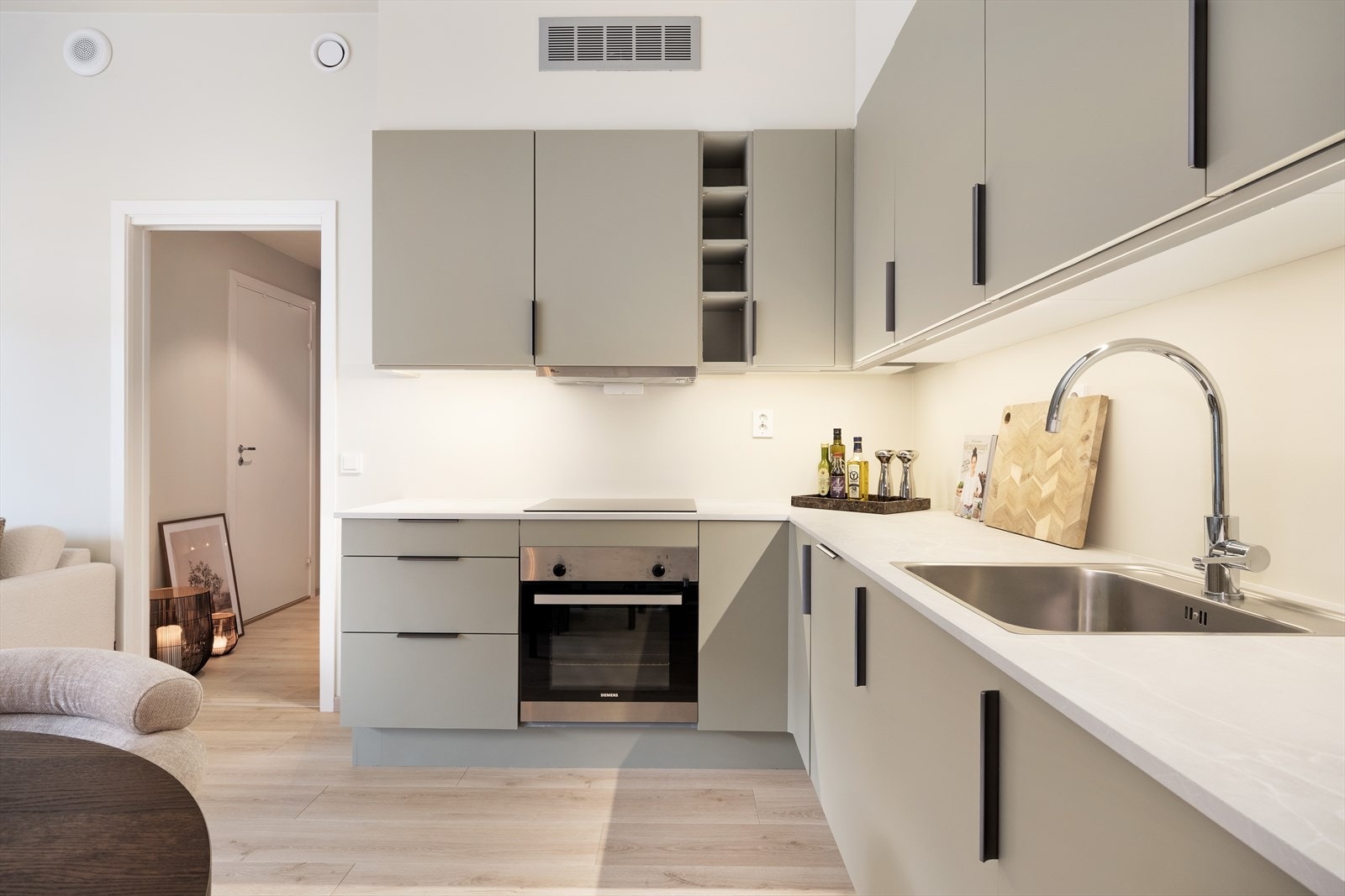 Kjøkenet er funksjonelt og har godt med skåpplass og benkeflate. Galleribilde