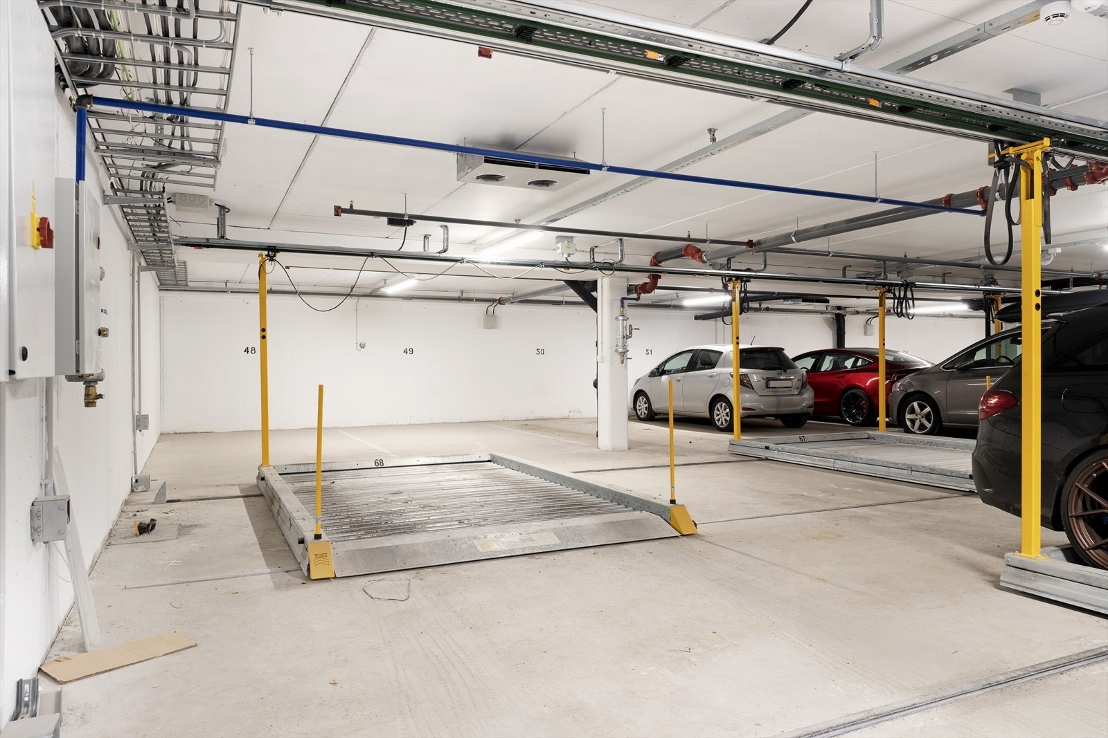 Fast parkeringsplass i felles garasjekjellar. Galleribilde