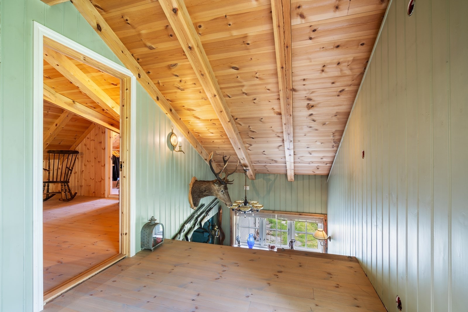 Lys og luftig gang med åpent galleri ned mot hovedetasjen. Galleribilde