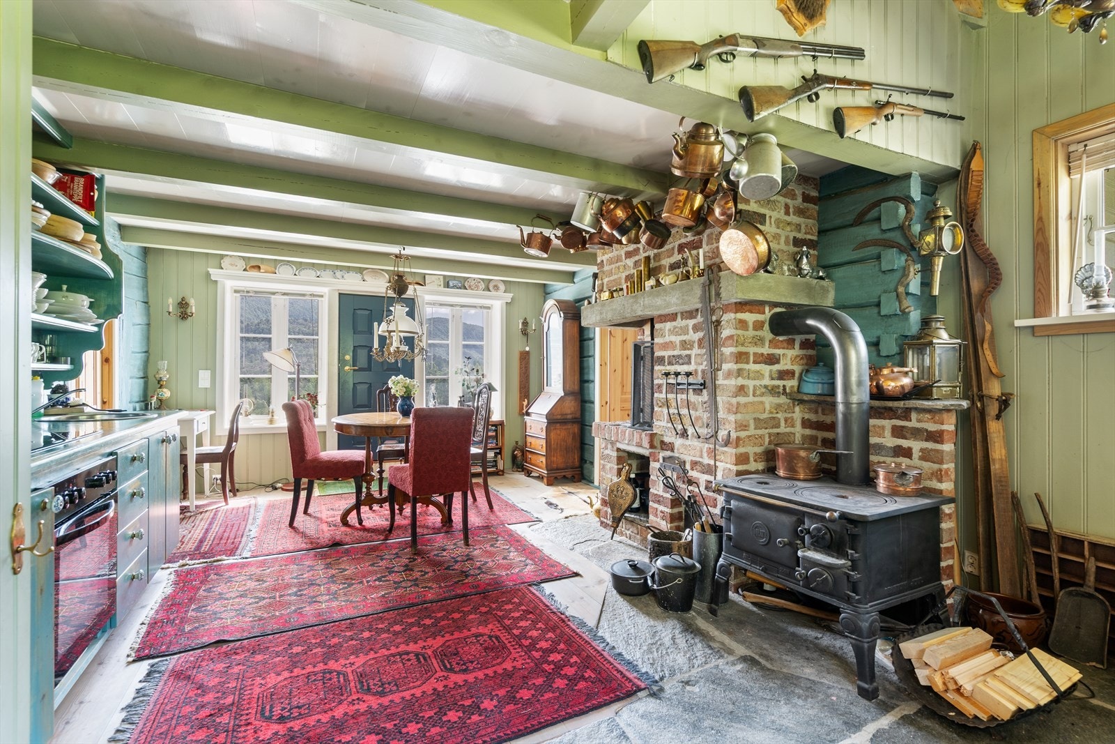 Det plassbygde kjøkkenet fra byggeåret rommer både historie og håndverk, med originale detaljer, solide materialer og praktiske plassbygde hyller. Galleribilde