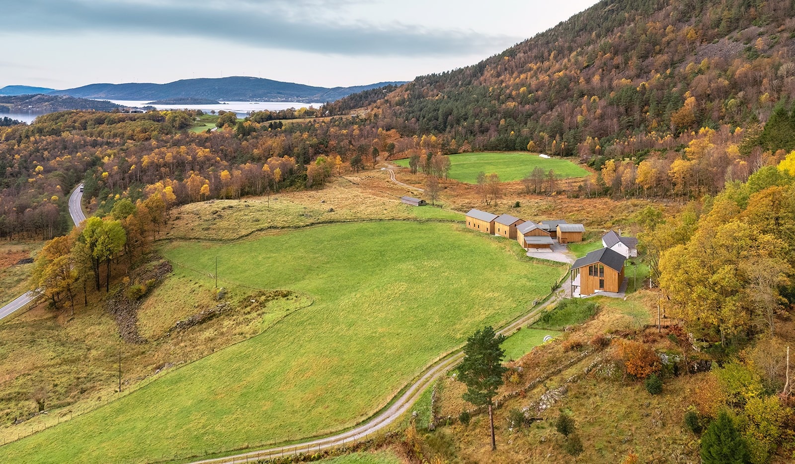 Et idyllisk gårdstun der tradisjon møter moderne komfort. Galleribilde