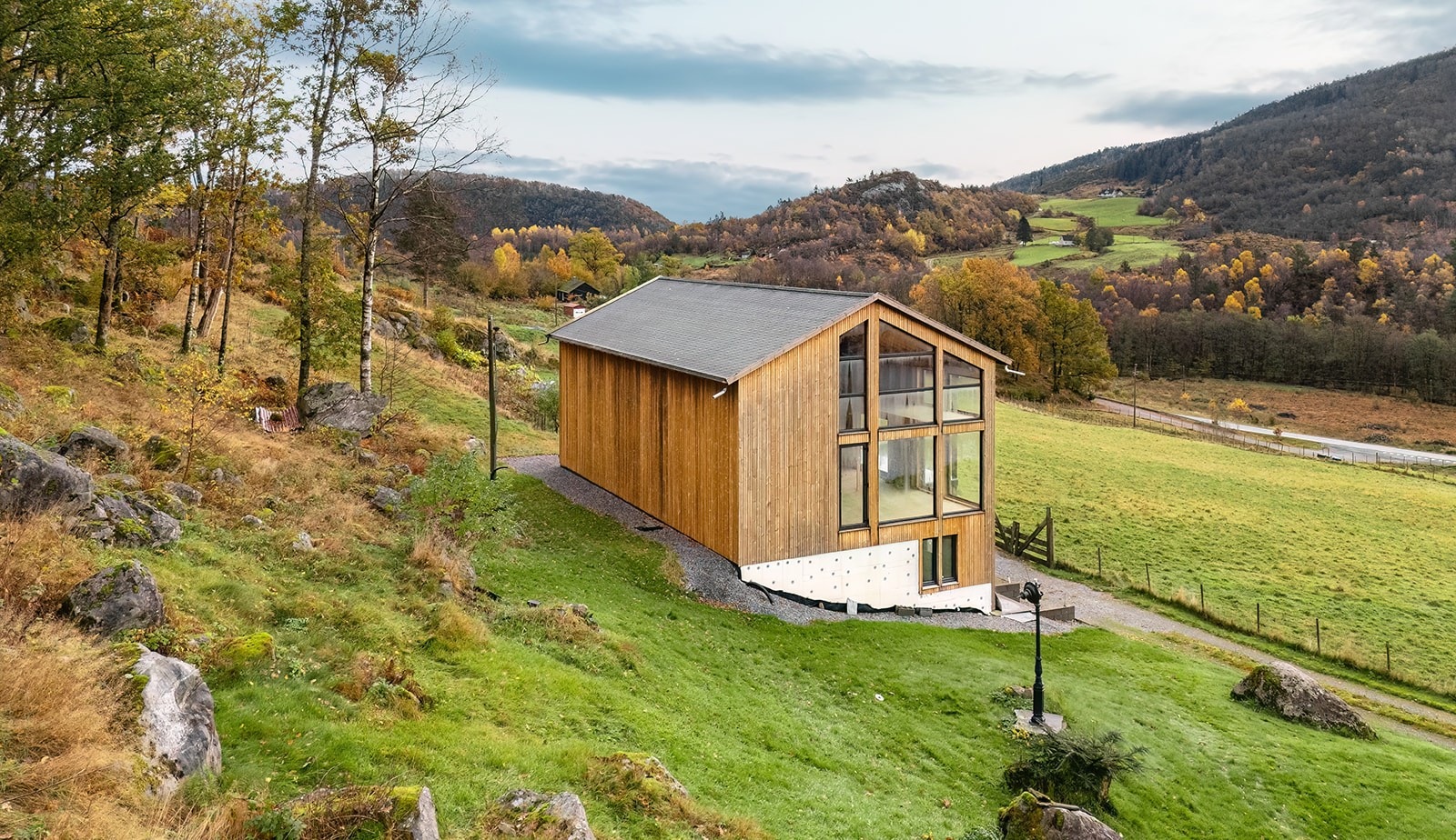 Eneboligen har moderne/funkisstil, og er preget av store vinduer og imponerende takhøyde.
Nåværende eier, som selv er byggmester har sagt seg villig til å bli med å ferdigstille huset etter ny eiers ønske. Galleribilde