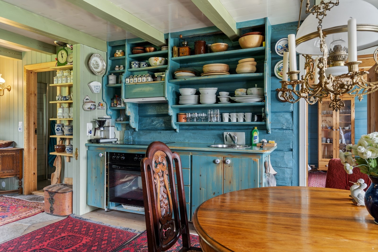 Synlige bjelker og avstemte fargevalg gir rommet en varm og innbydende atmosfære. Galleribilde