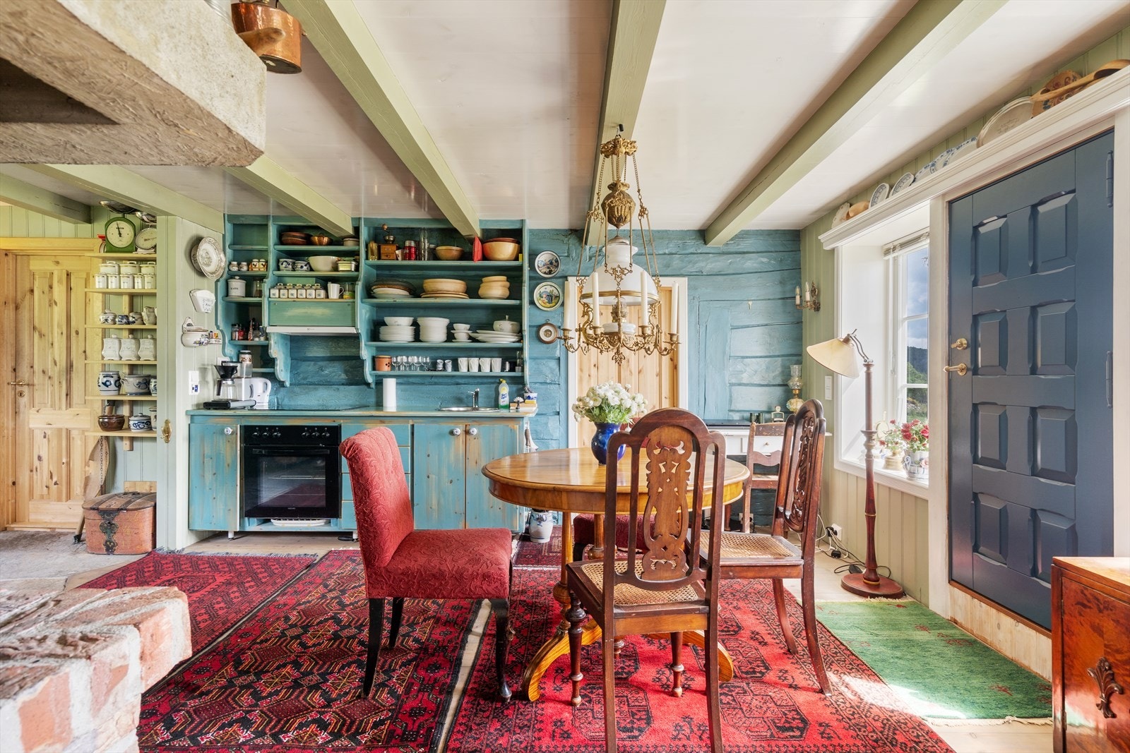Kjøkkenet er skånsomt modernisert med innlagt vann og integrert stekeovn og platetopp, samtidig som den vedfyrte støpejernsovnen gir muligheten til matlaging på tradisjonelt vis. Galleribilde
