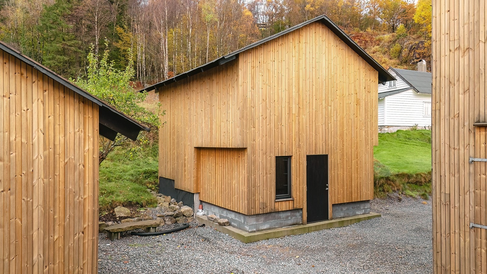 Stabbur - sjarmerende bygg som gir gården autentisk preg og mange bruksområder, fra verksted, oppbevaring og behandling av mat/kjøtt til hobbyrom eller annet. Galleribilde