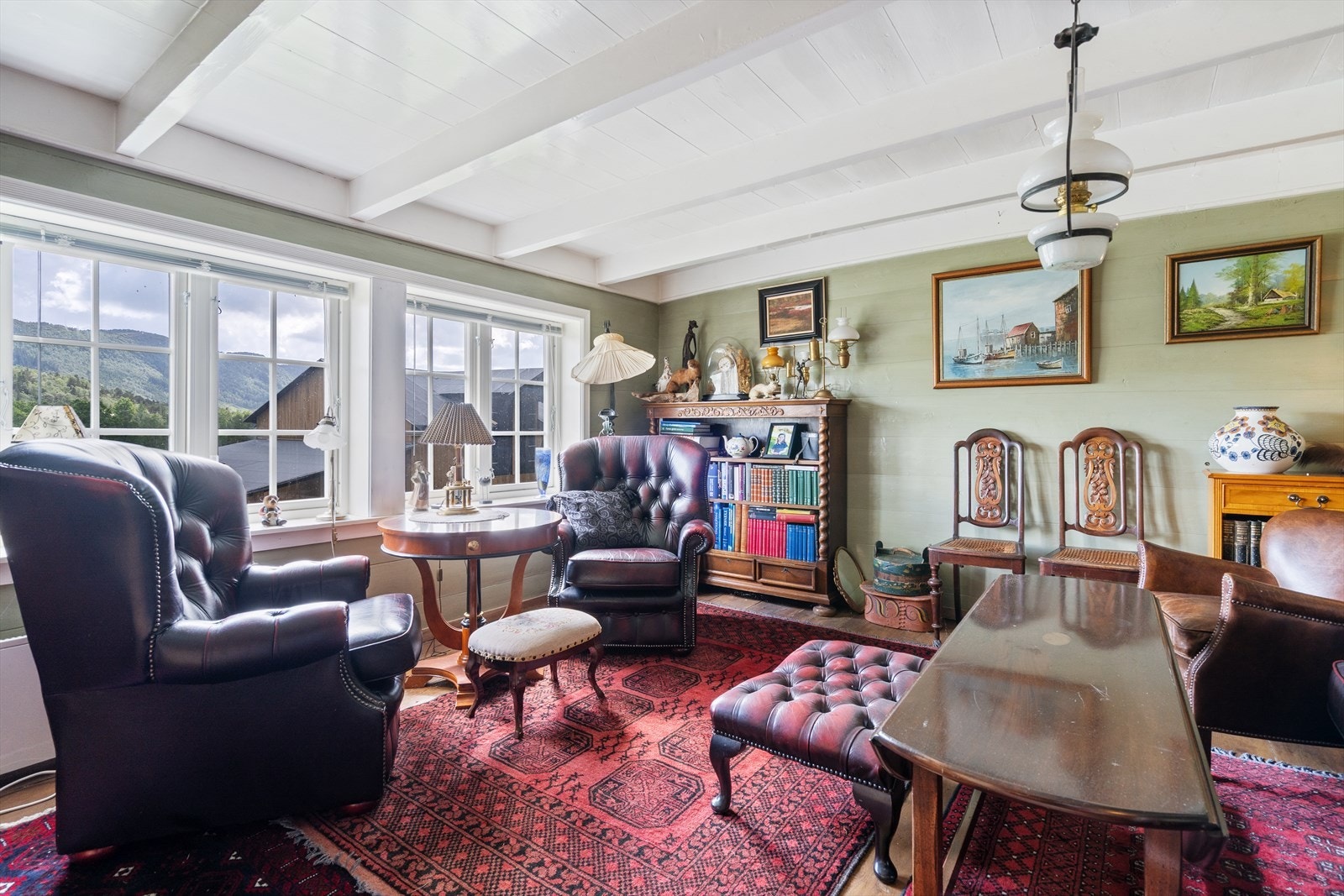 Her er det rikelig med plass til både sittegrupper og annen innredning, slik at rommet kan brukes fleksibelt. Galleribilde