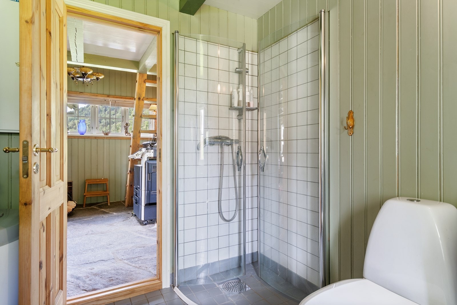 Praktisk dusjhjørne med flislagte vegger. Galleribilde