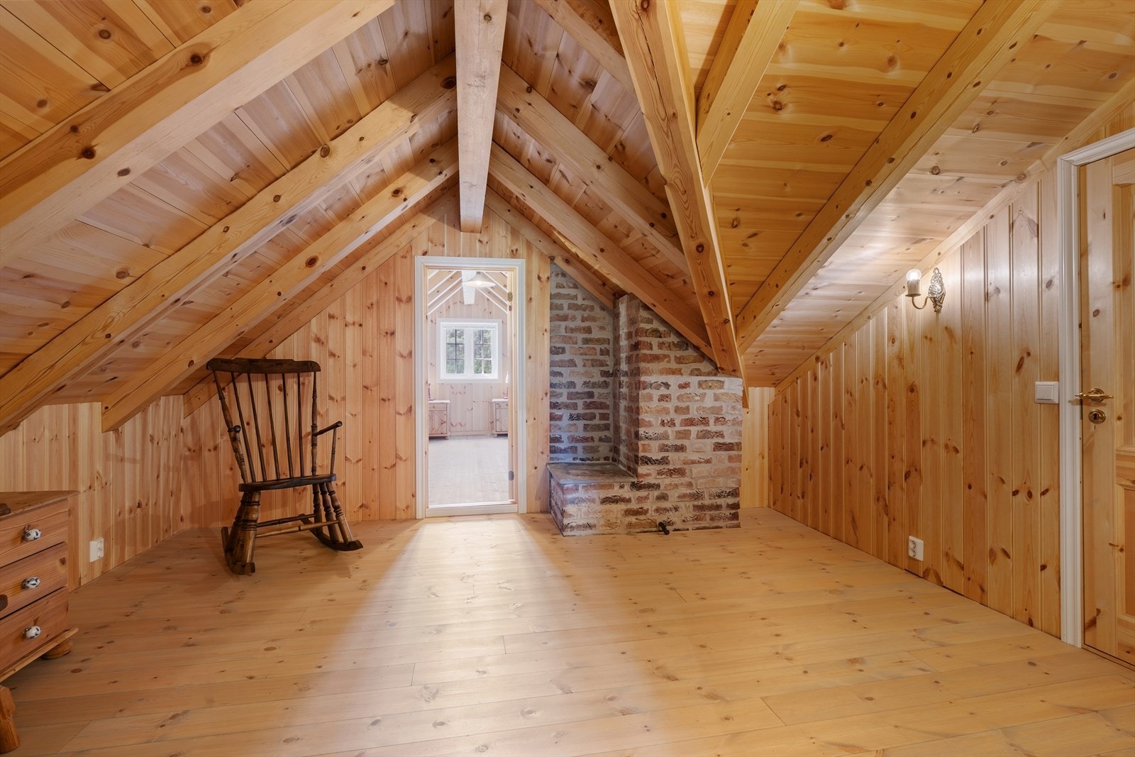 Loftstue med furupanel og lun atmosfære - et allsidig og koselig rom som kan brukes til både avslapning og lek. Galleribilde