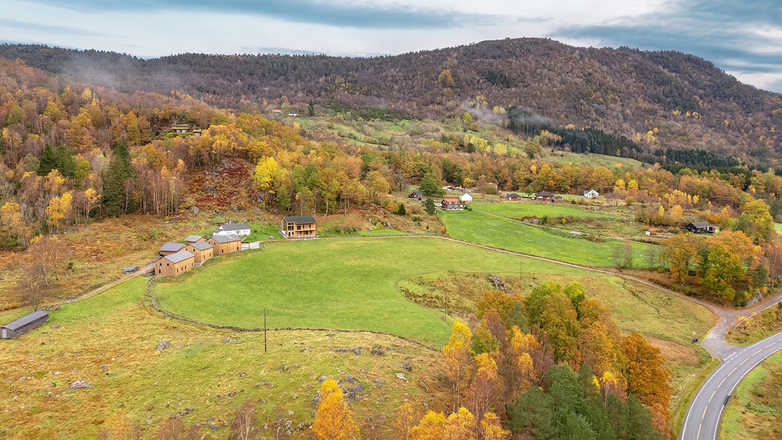 Alle bygningene på eiendommen har en moderne utforming med materialer av høy kvalitet, samtidig som de ivaretar et tradisjonelt og klassisk uttrykk. Byggene harmonerer godt med hverandre og skaper et helhetlig og gjennomført gårdsanlegg. Galleribilde