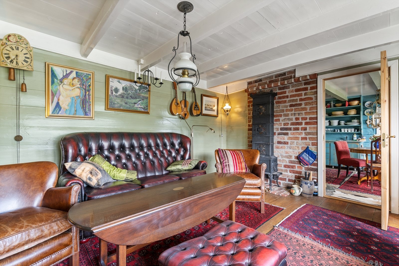 Den flotte vedovnen står som et tradisjonelt samlingspunkt i rommet og skaper en lun atmosfære. Galleribilde