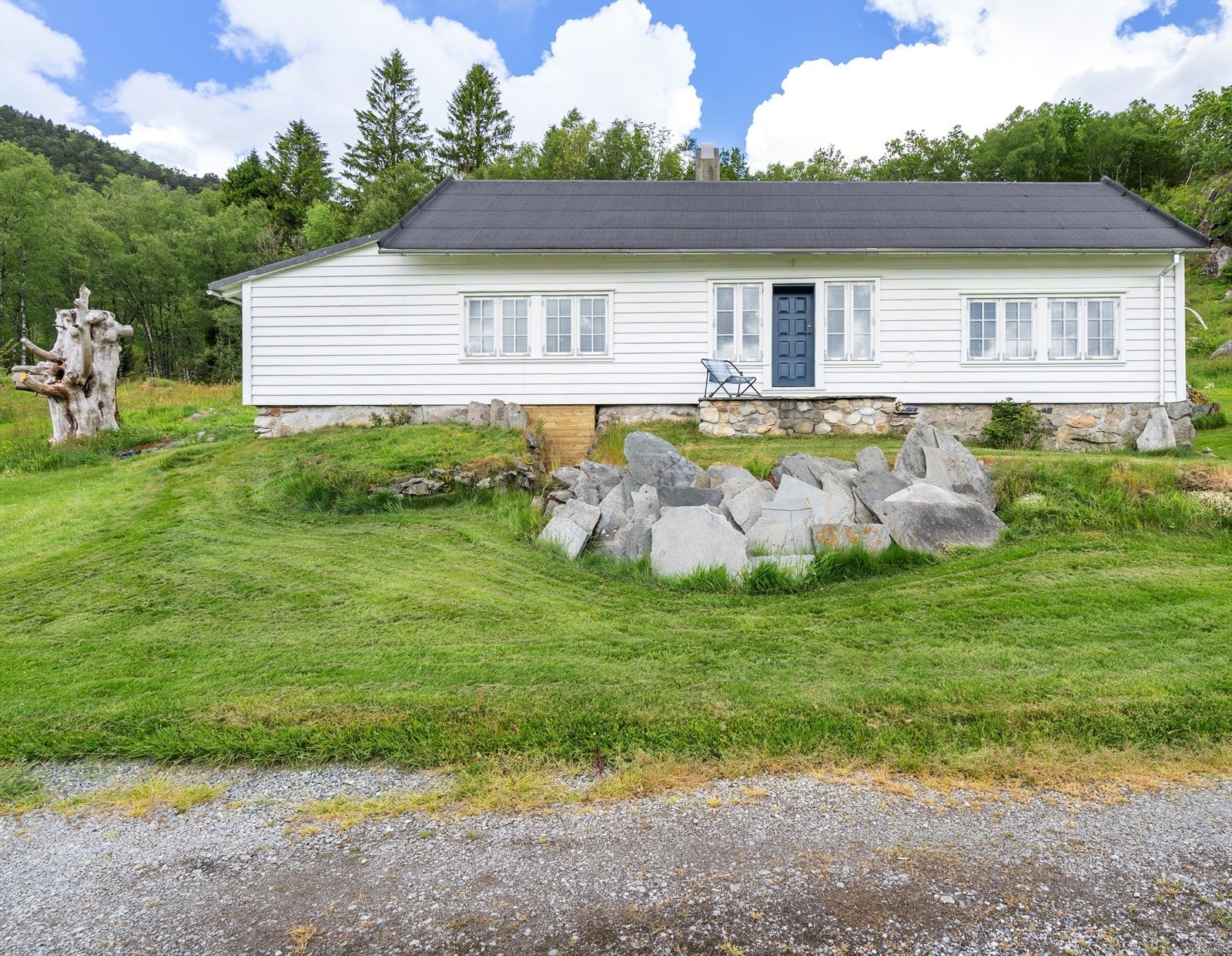 Sjarmerende og tradisjonsrikt våningshus (nå anneks) som oser av historie og sjel. Galleribilde