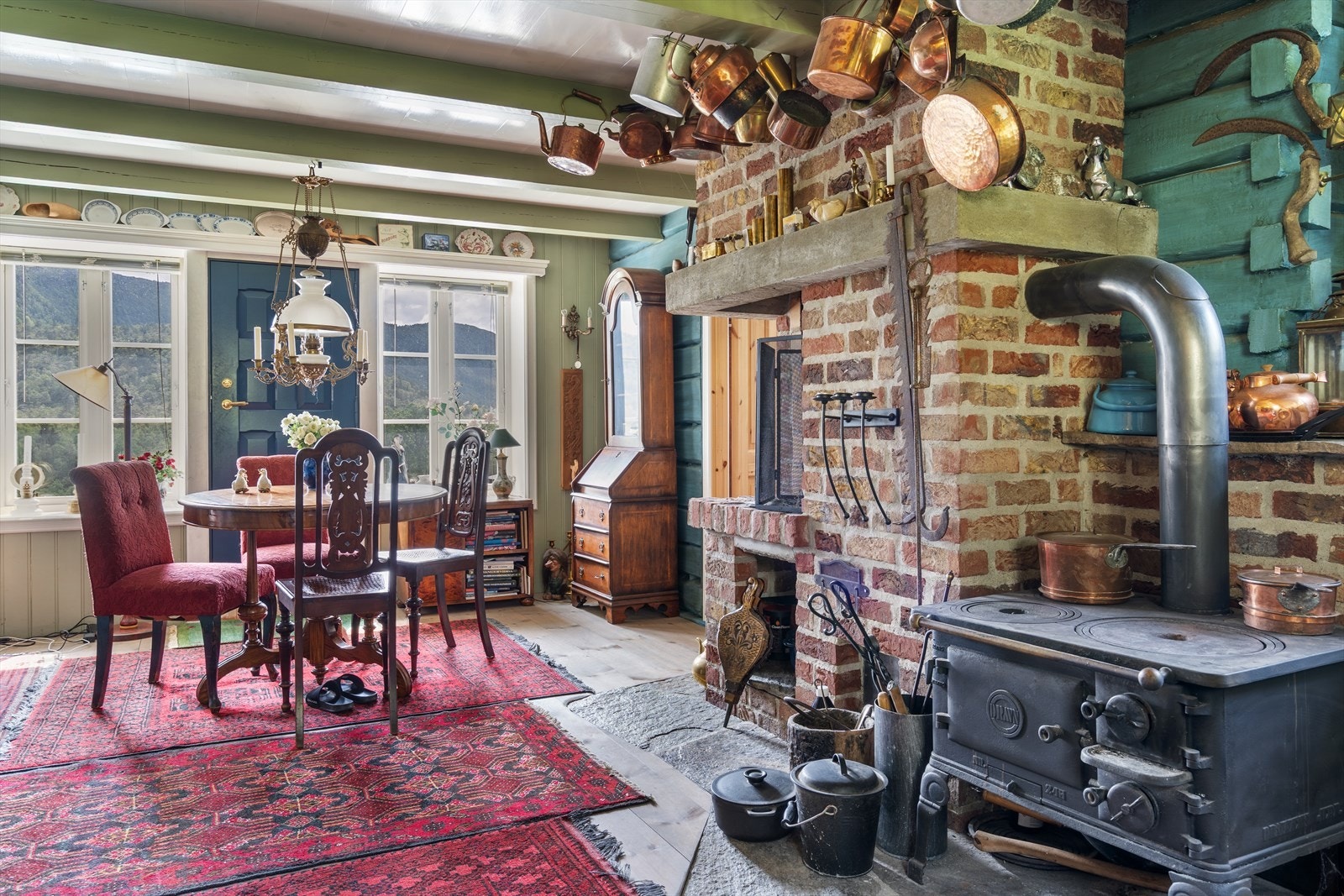 Kjøkkenet har god plass til spisebord ved de store vinduene, som gir ro og en flott utsikt under måltidene. Galleribilde