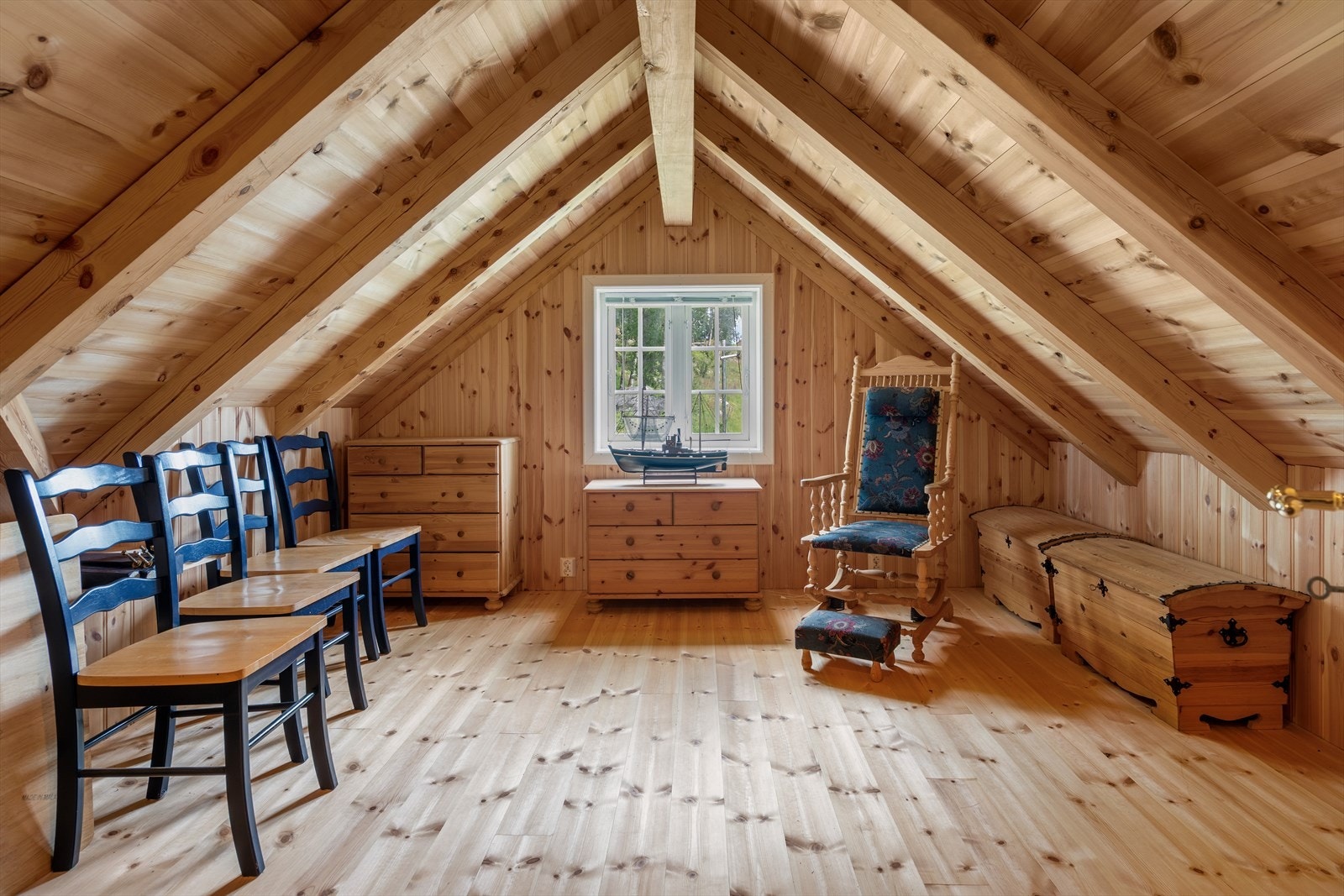 Soverom 2, også av god størrelse og innredet med lun furupanel. Galleribilde