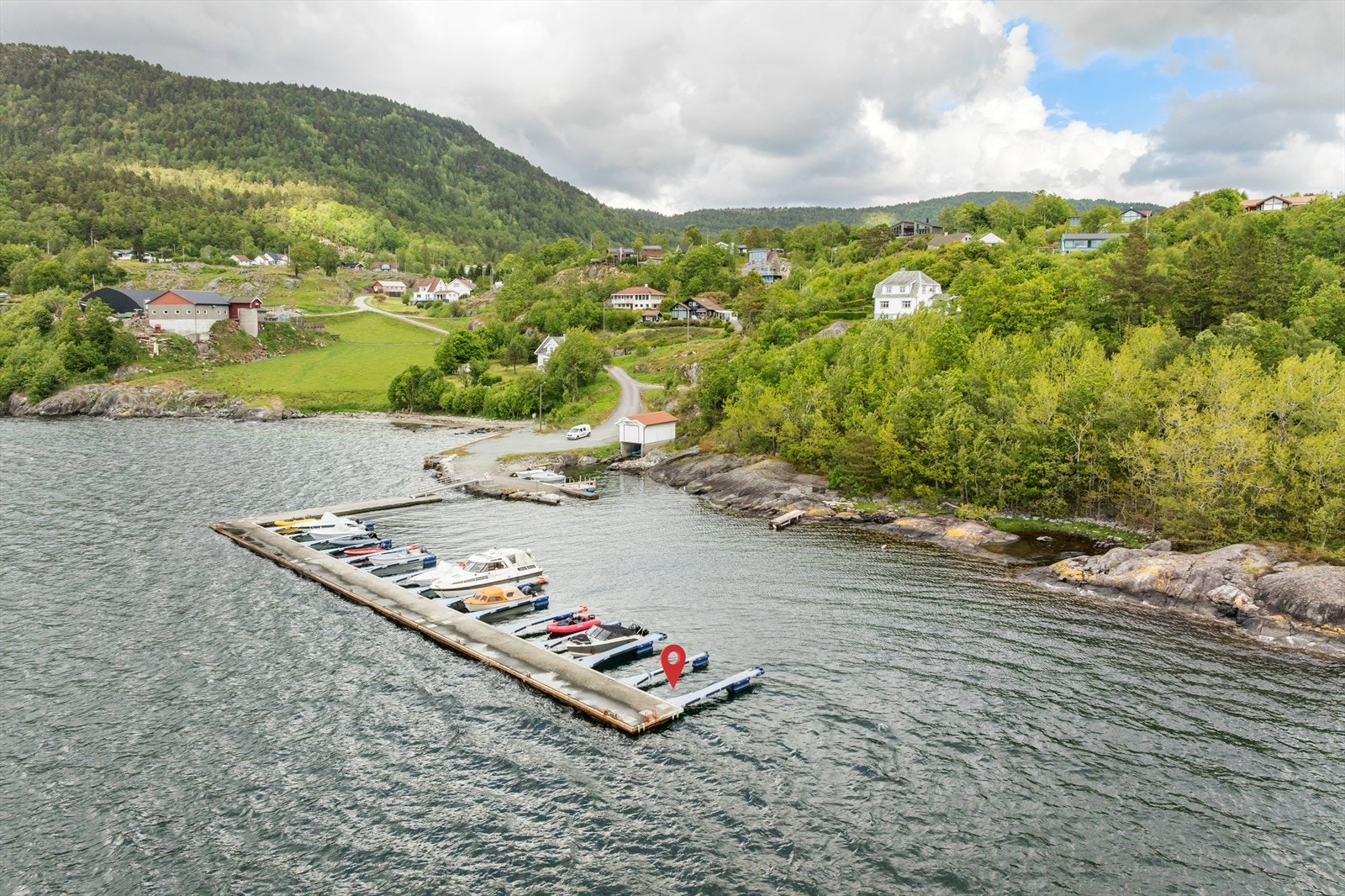 Medfølgende båtplass i Espevik fritidsbåthavn, omgitt av nydelig natur, holmer og strender. Galleribilde
