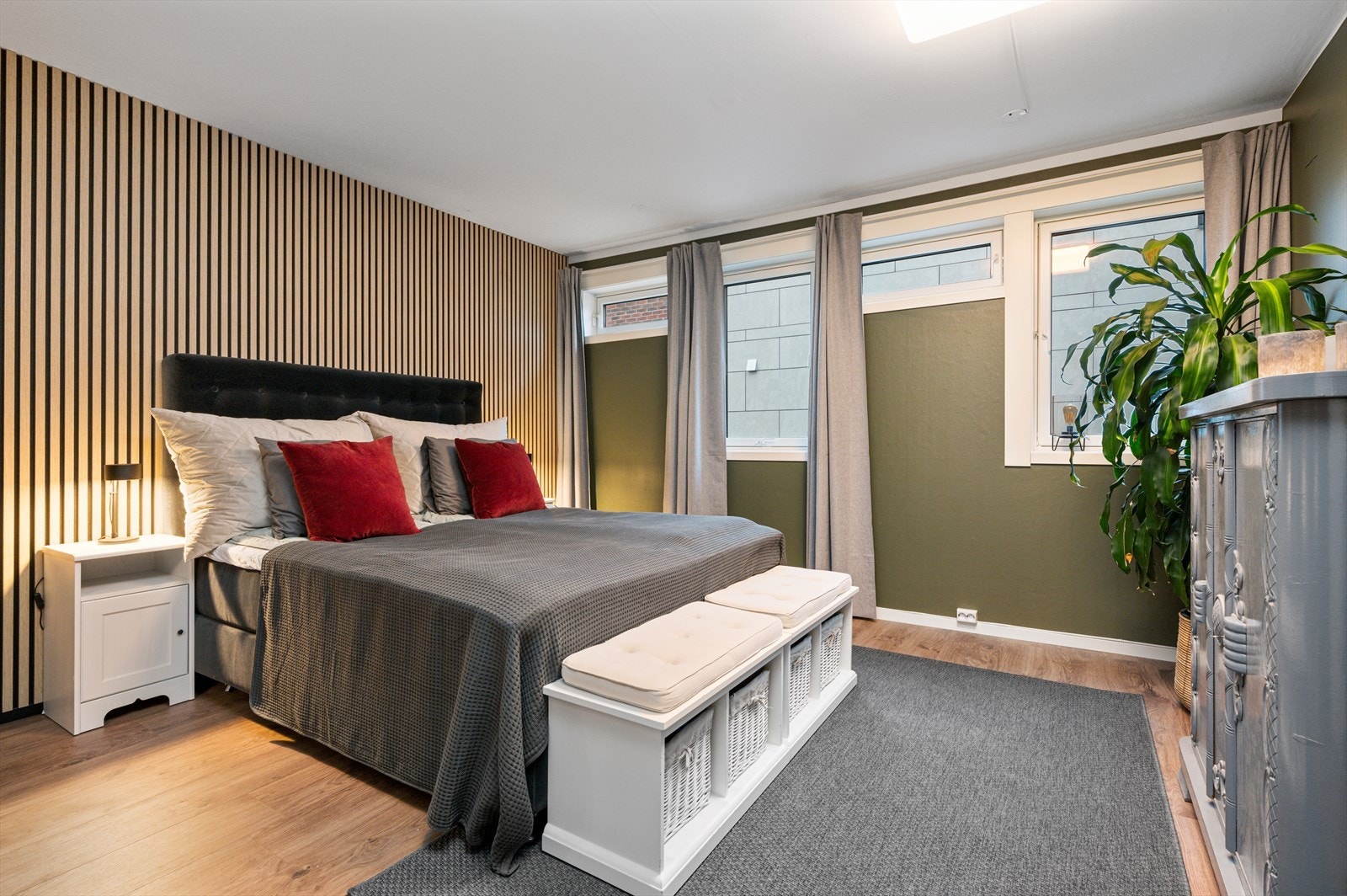 Leiligheten har opprinnelig 3 soverom, men selger har valgt å rive veggen mellom to av de opprinnelige soverommene. Galleribilde