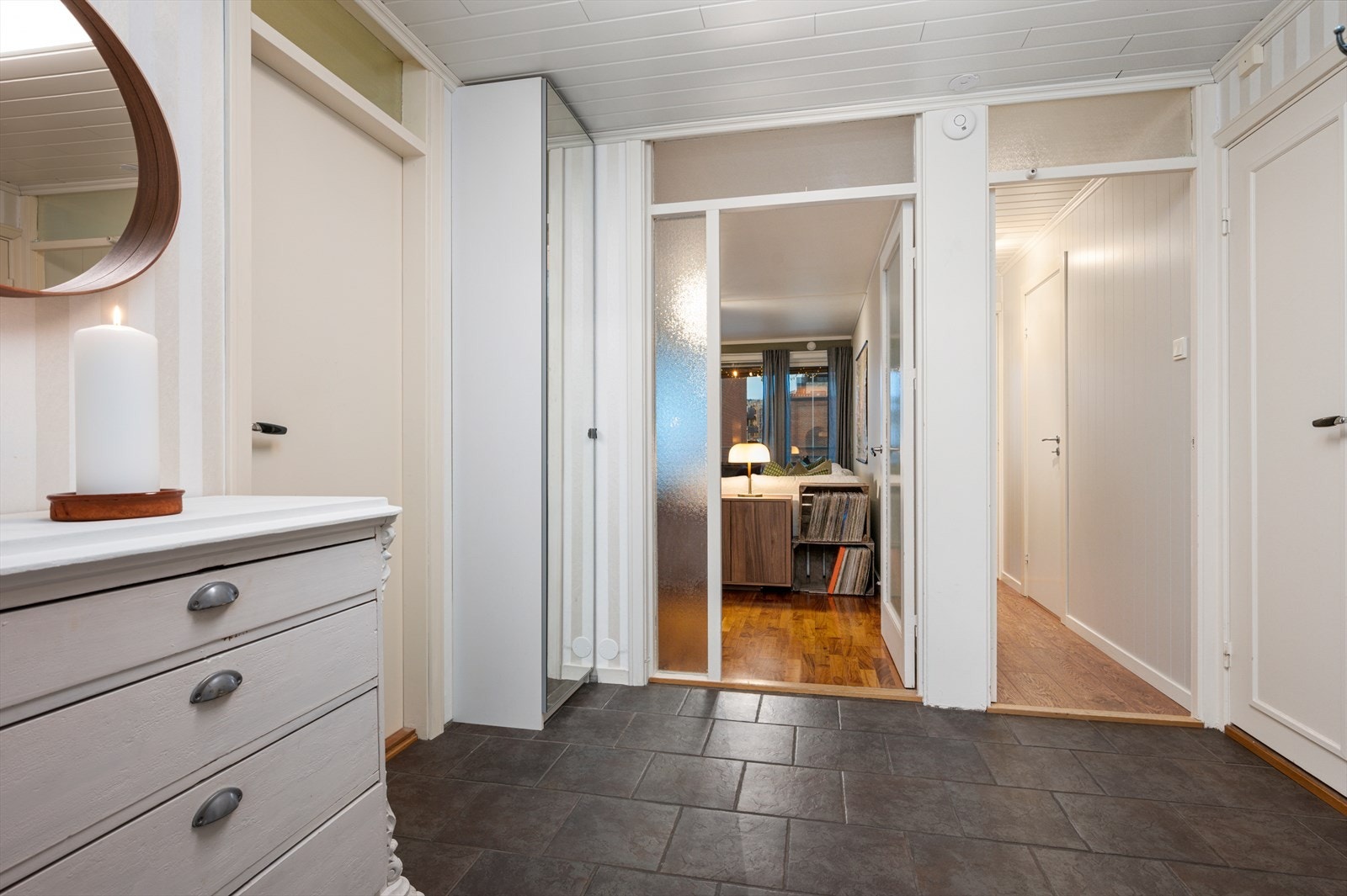 I fra gangen har man tilgang til vaskerommet, stuen, baderommet og toalettrom. Galleribilde