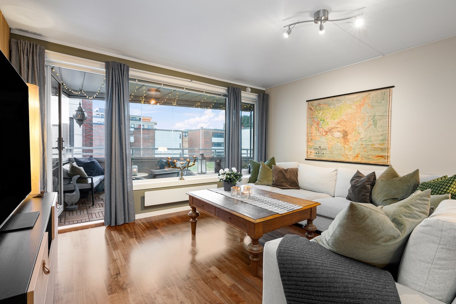 Boligens samlingspunkt inkluderer stuen på 34 m² og får inn godt med dagslys fra de store vindusflatene. Galleribilde