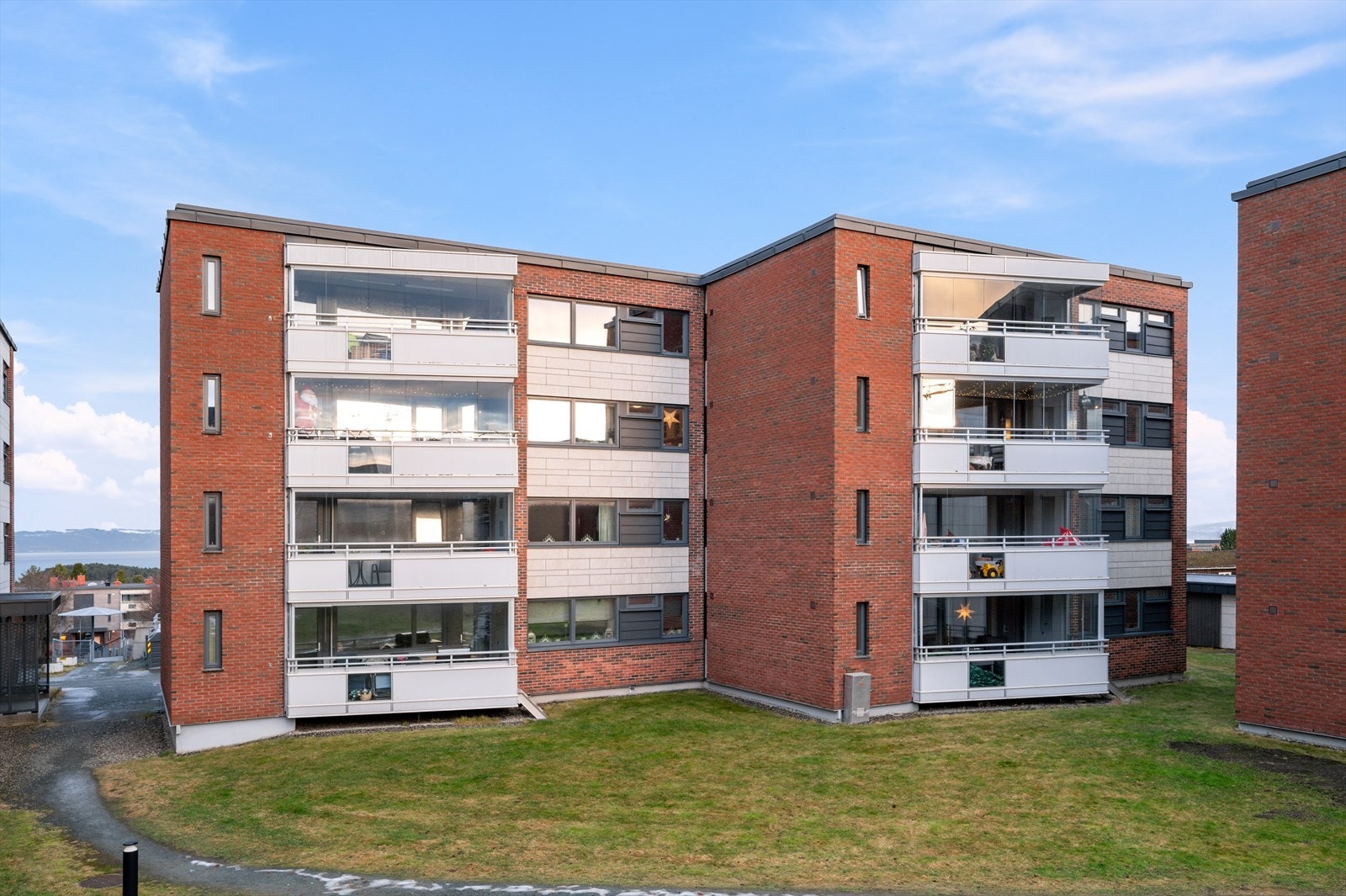 Fra Brundalen er det kort avstand til Midtbyen og Solsiden med alle dets fasiliteter. Gang- og sykkelstier gir raske snarveier opp til NTNU Dragvoll. Galleribilde