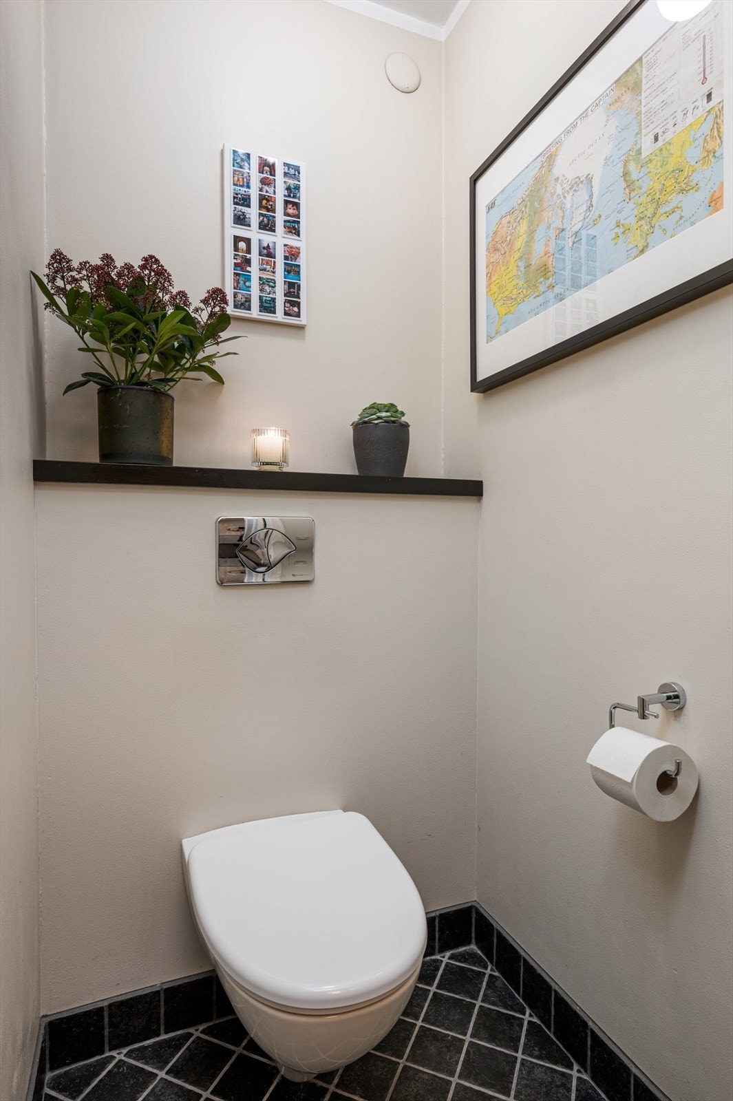 Separat toalettrom med flis på gulv og beige malte overflater på vegger. Galleribilde