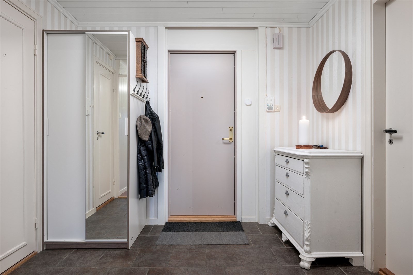 Gangen oppleves som lun og rommer totalt 7m². Galleribilde