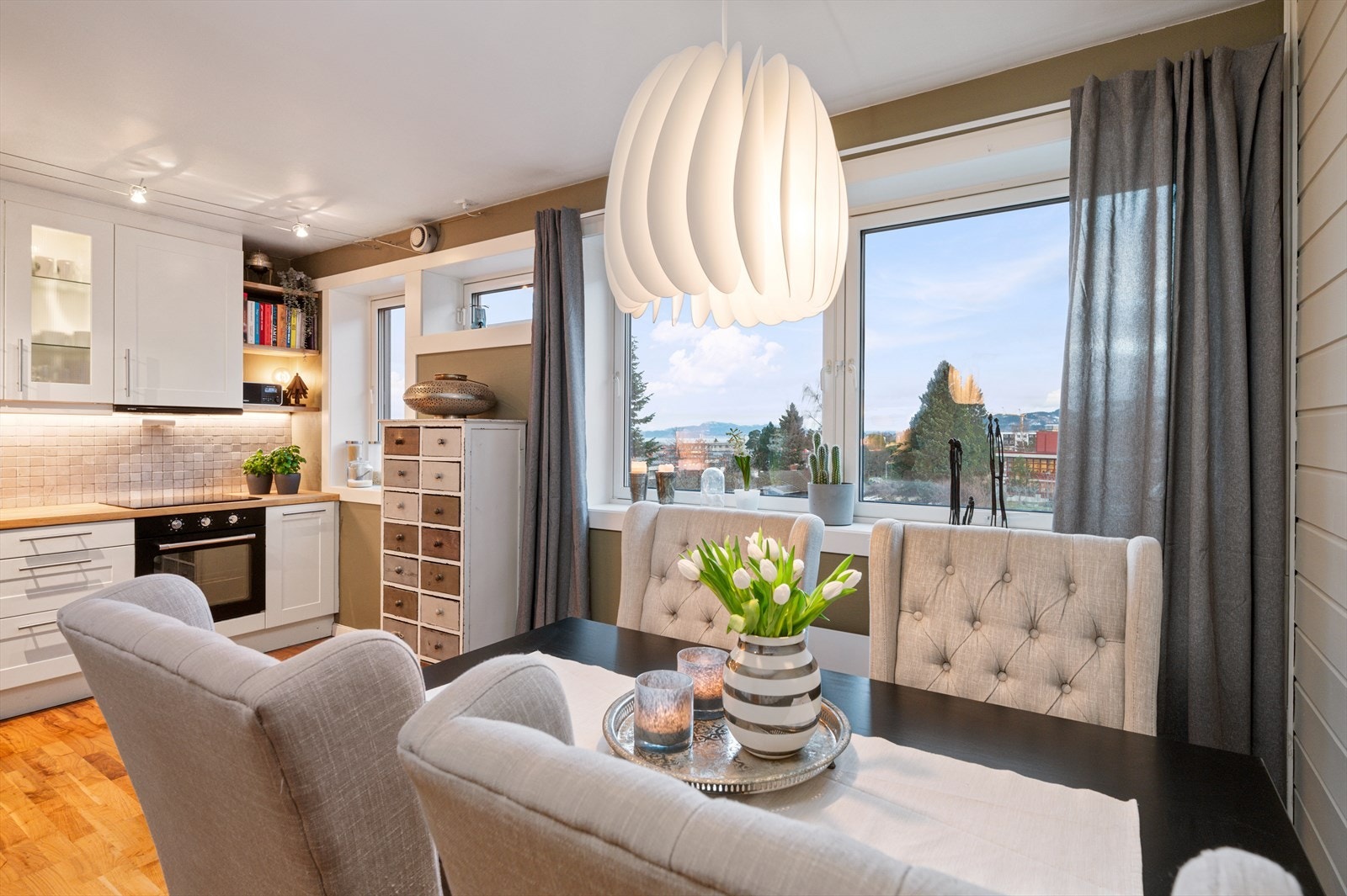 Spisegruppen fungerer som et naturlig bindeledd mellom stuen og kjøkkenet. Galleribilde