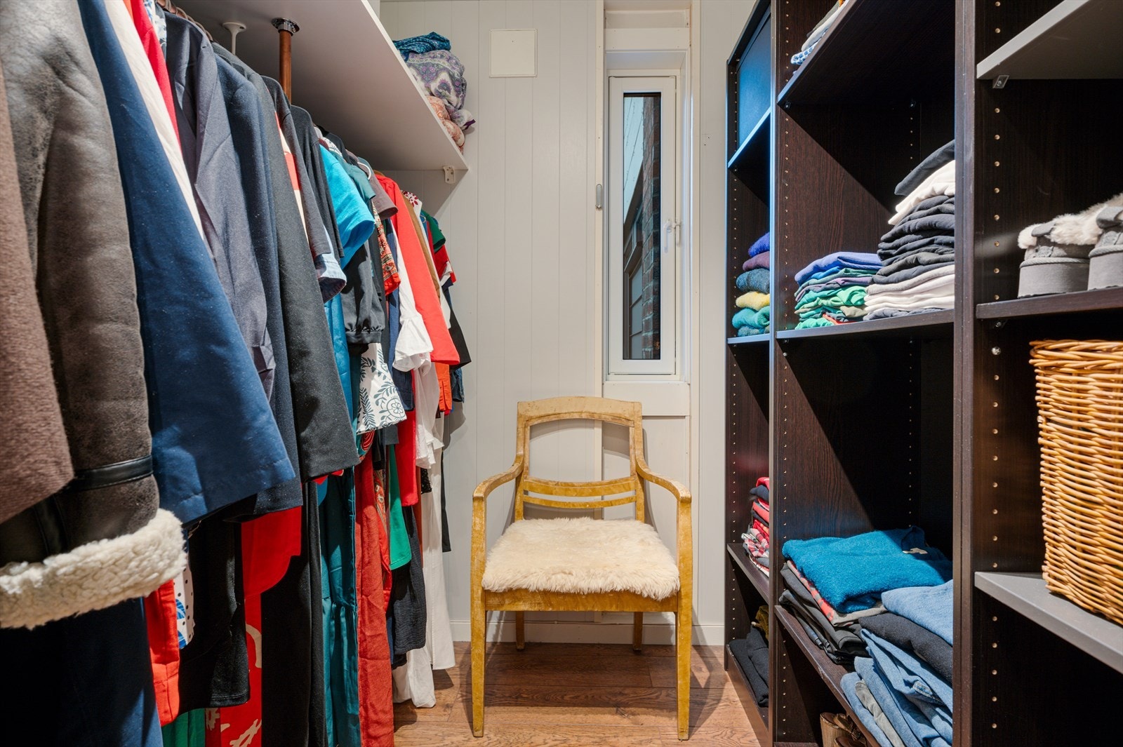 I tilknytning til boligens andre soverom har man et praktisk walk-in-closet på 7,5m² for oppbevaring av klær og sko. Rommet kan også brukes som innvendig bod for ekstra lagringsplass ved behov. Galleribilde