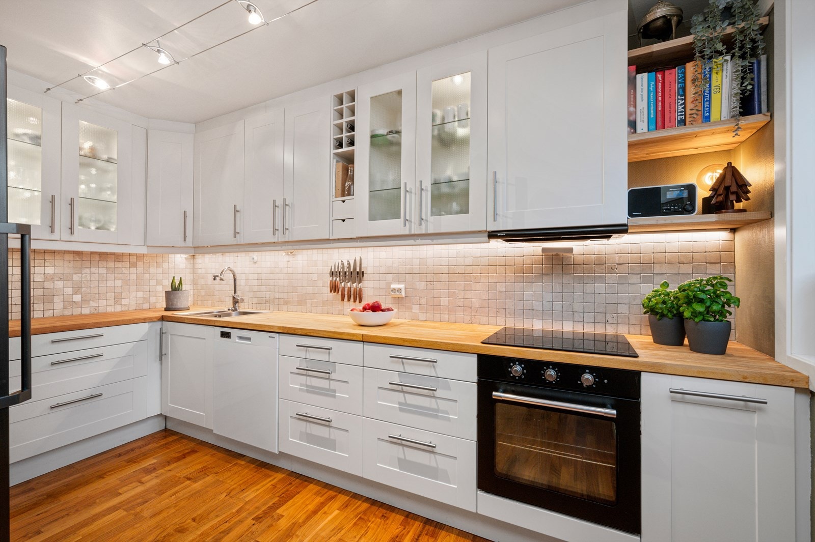 Hjemmet har et stort og funksjonelt kjøkken på 10m² fra IKEA, med rikelig skap- og benkeplass. Galleribilde