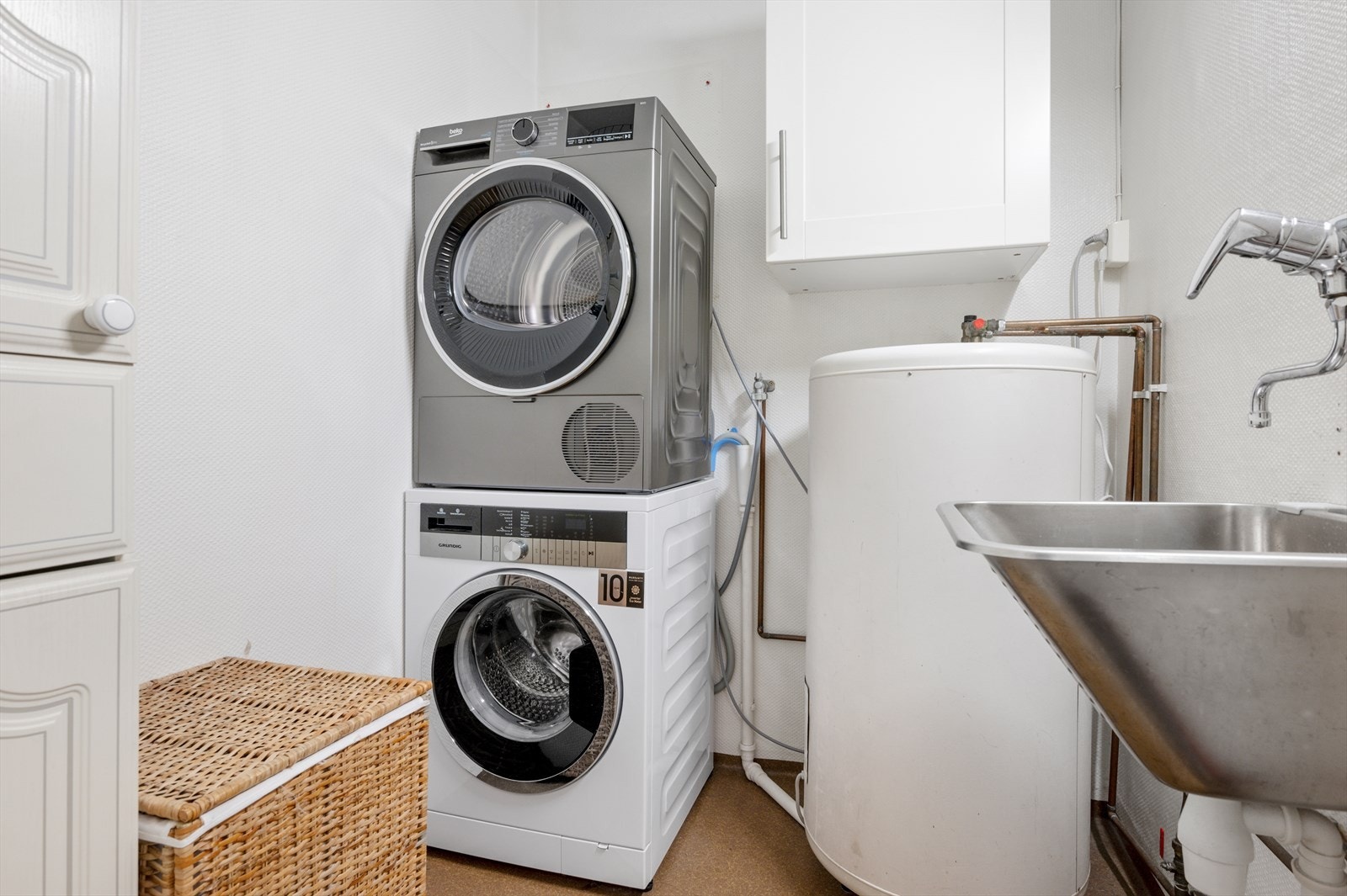 Praktisk vaskerom på 3m² som varmes opp av reflektorovn. Rommet er utstyrt med bereder, opplegg for vaskemaskin, skyllekum og stoppekran. Galleribilde