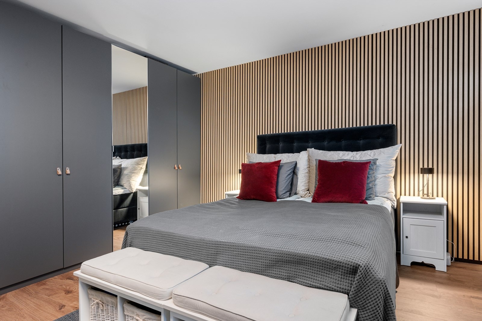 Hovedsoverommet byr derfor på hele 17,5 m² og er oppgradert med moderne spilevegger og nye, stilrene garderobeskap. Galleribilde