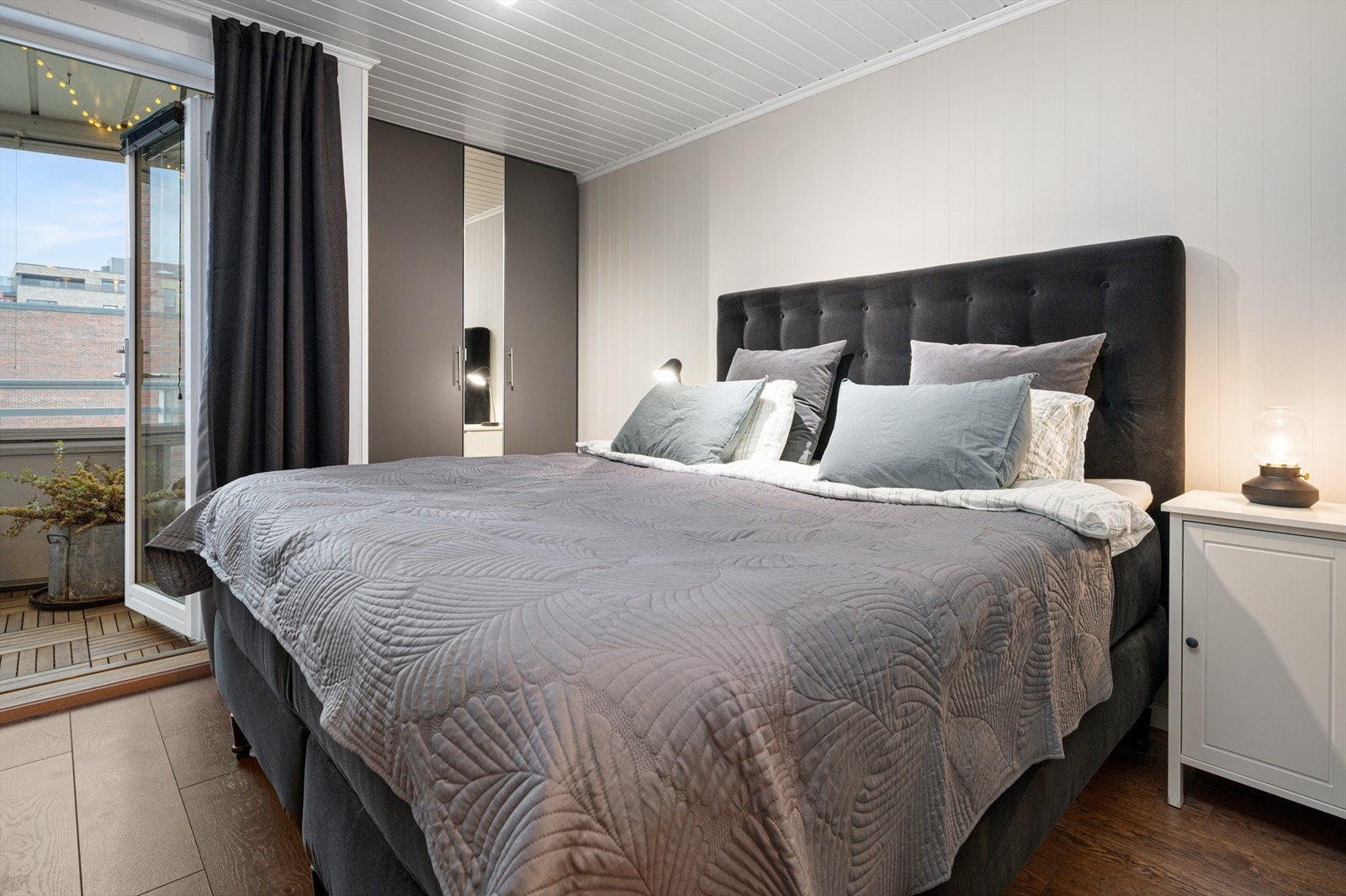 Leilighetens andre soverom er på 10m² og benyttes per i dag som gjesterom, med god plass til både seng og garderobeskap. Galleribilde