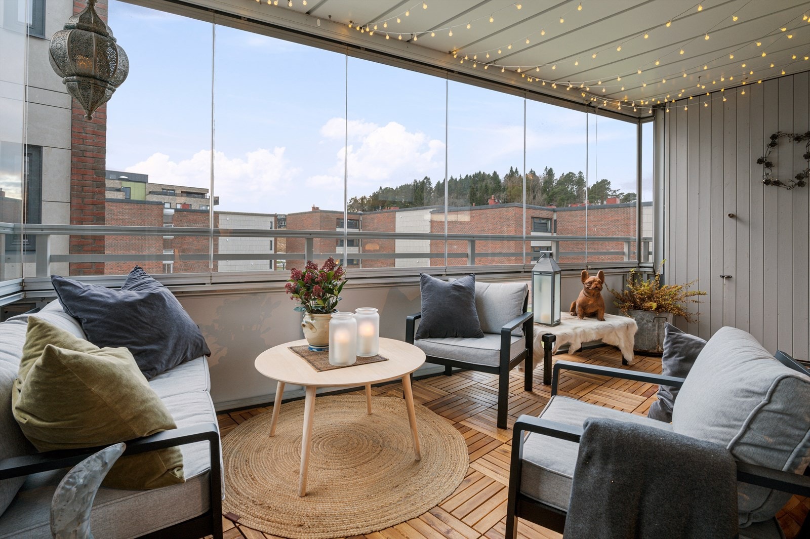 Fra stuen er det direkte adkomst til en sørvendt, innglasset balkong på 11m². Her kan du nyte gode solforhold og en lun uteplass som forlenger utesesongen. Galleribilde