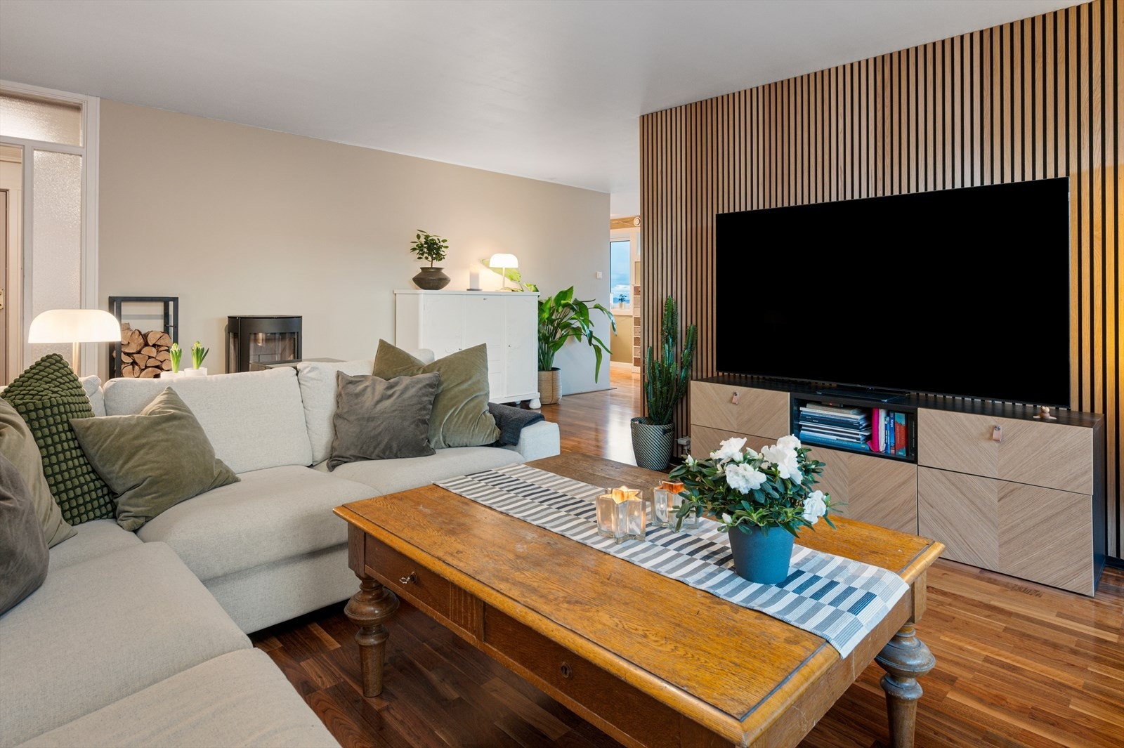 Leiligheten har forutsigbare felleskostnader på kr. 8 182 per måned. Disse kostnadene dekker blant annet betjening av andel fellesgjeld, kommunale avgifter, felles bygningsforsikring og vedlikehold/drift i henhold til regnskapet. Galleribilde