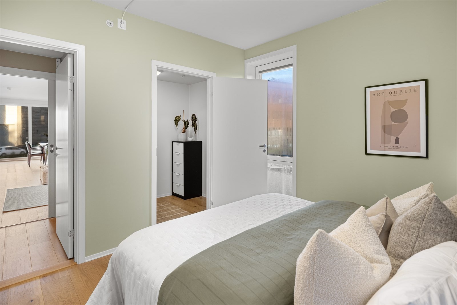 - Hovedsoverommet har tilknyttet garderobe rom for praktisk oppbevaring - Galleribilde