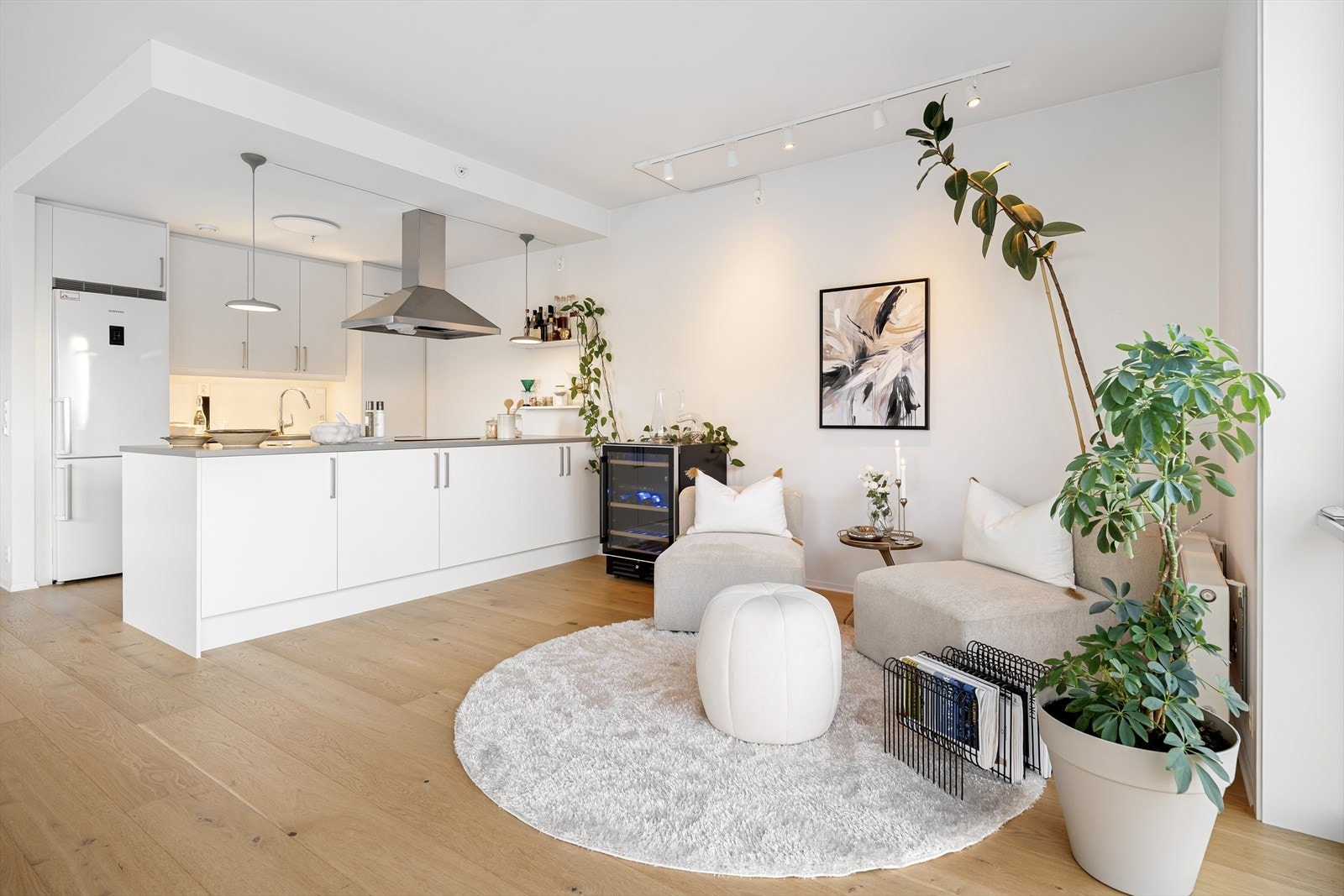 - Moderne og funksjonelt kjøkken i lyse fargetoner - Galleribilde