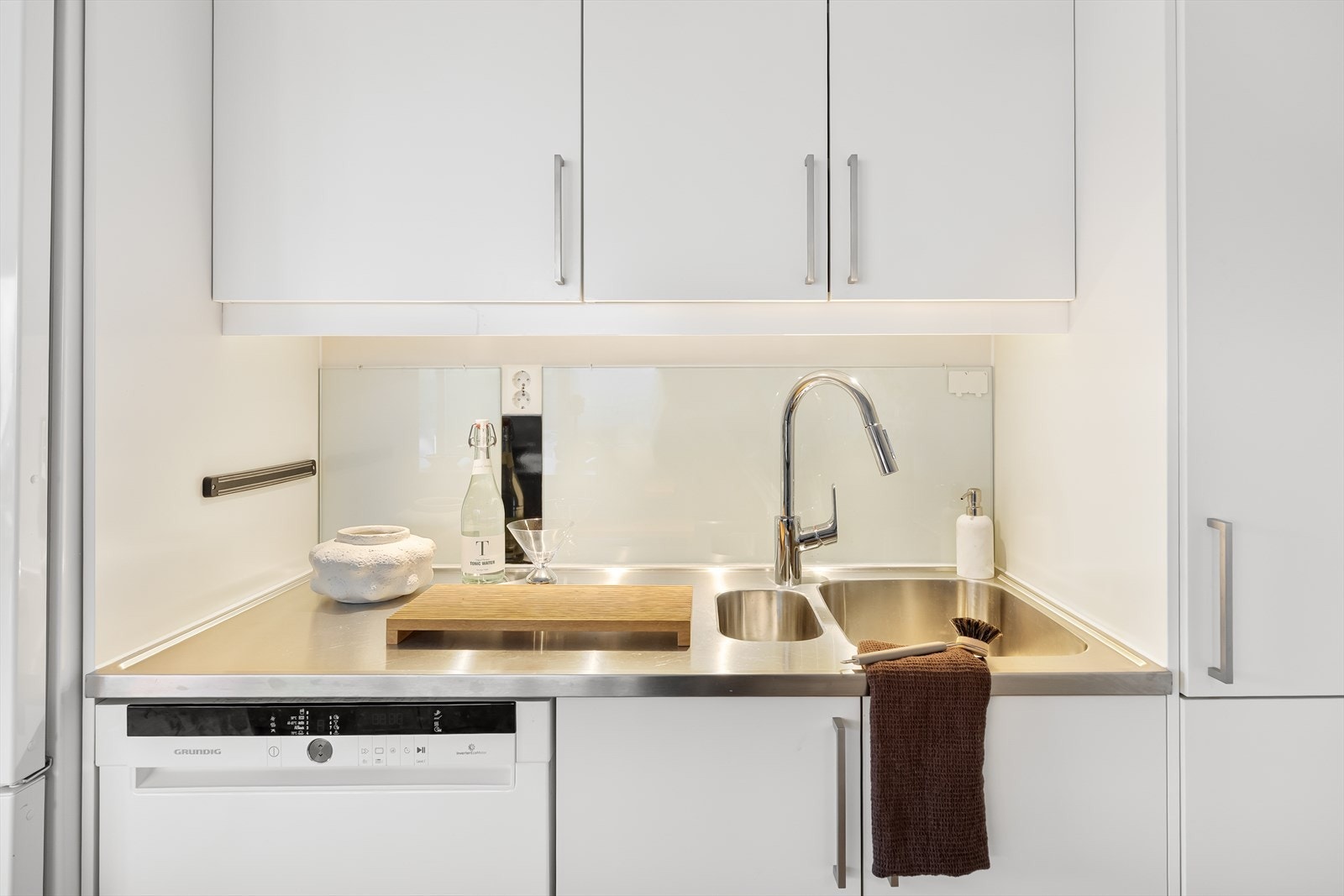 - Elegant stålvask og integrert belysning som gir et stilrent uttrykk - Galleribilde