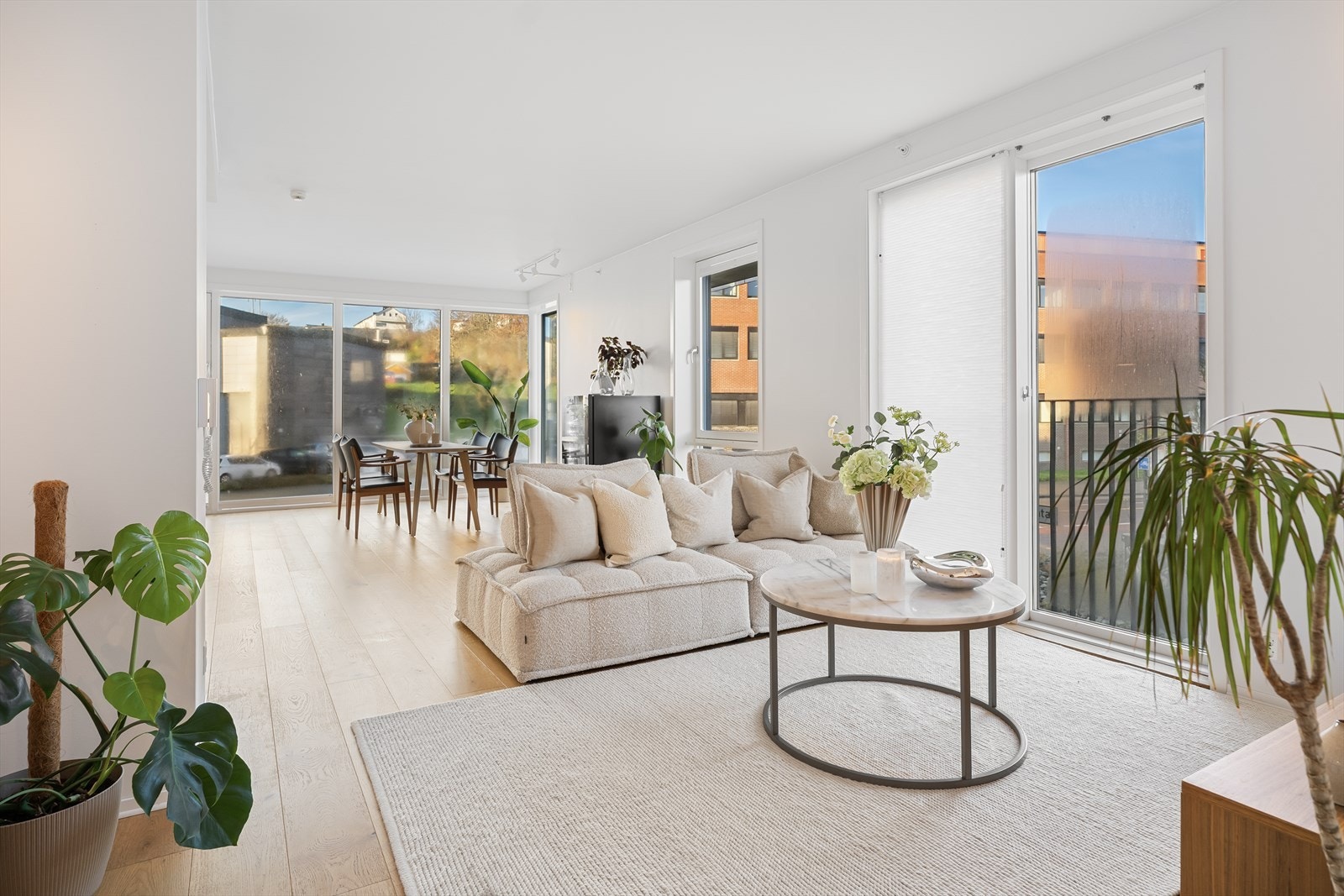 - Lys og åpen stue med gjennomgående parkett og naturlig flyt mellom sofadel og spisestue - Galleribilde